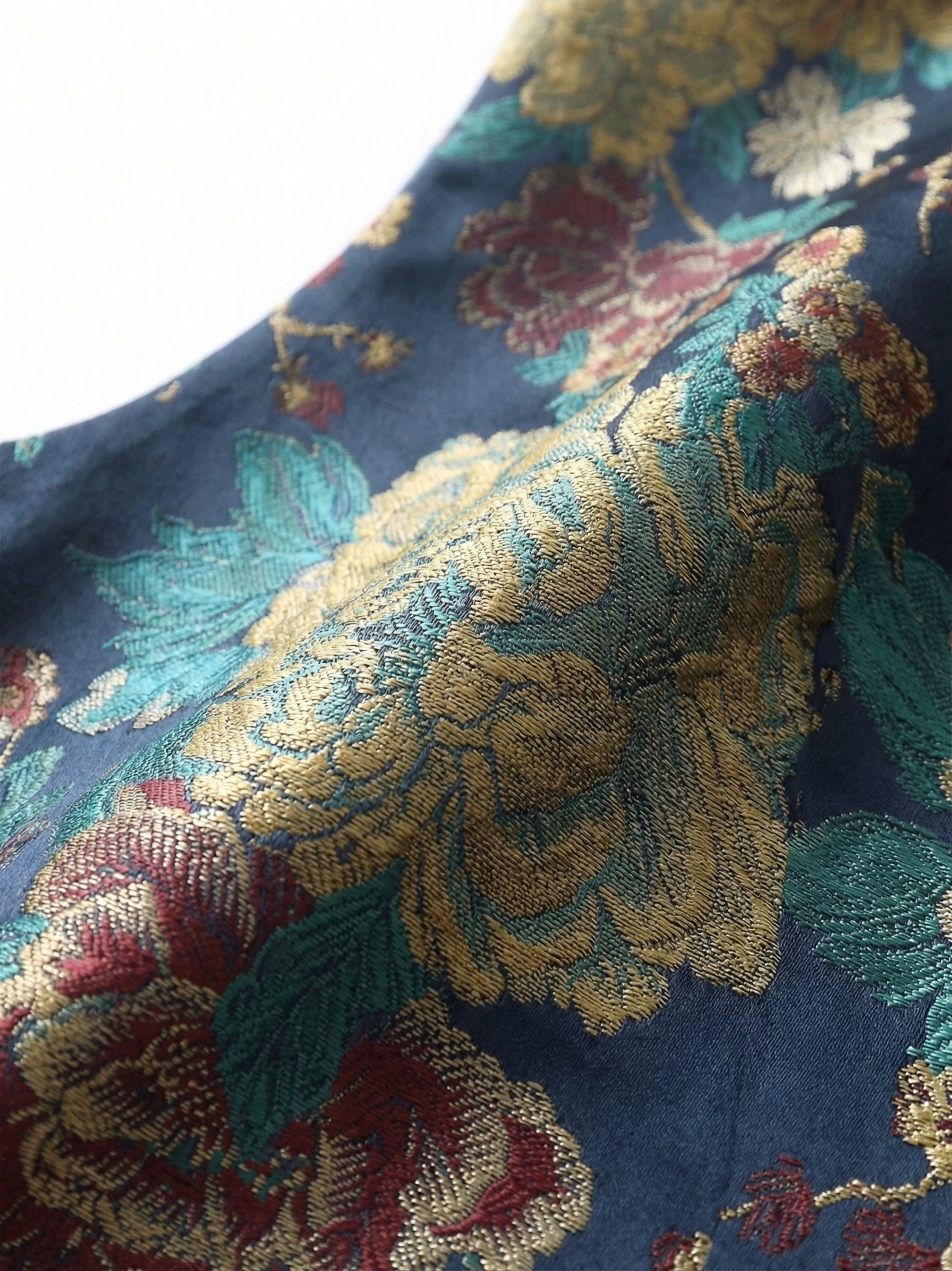 生成这件蓝色提花马甲面料的局部细节特写图，重点突出面料提花纹理… - 图片创意预览