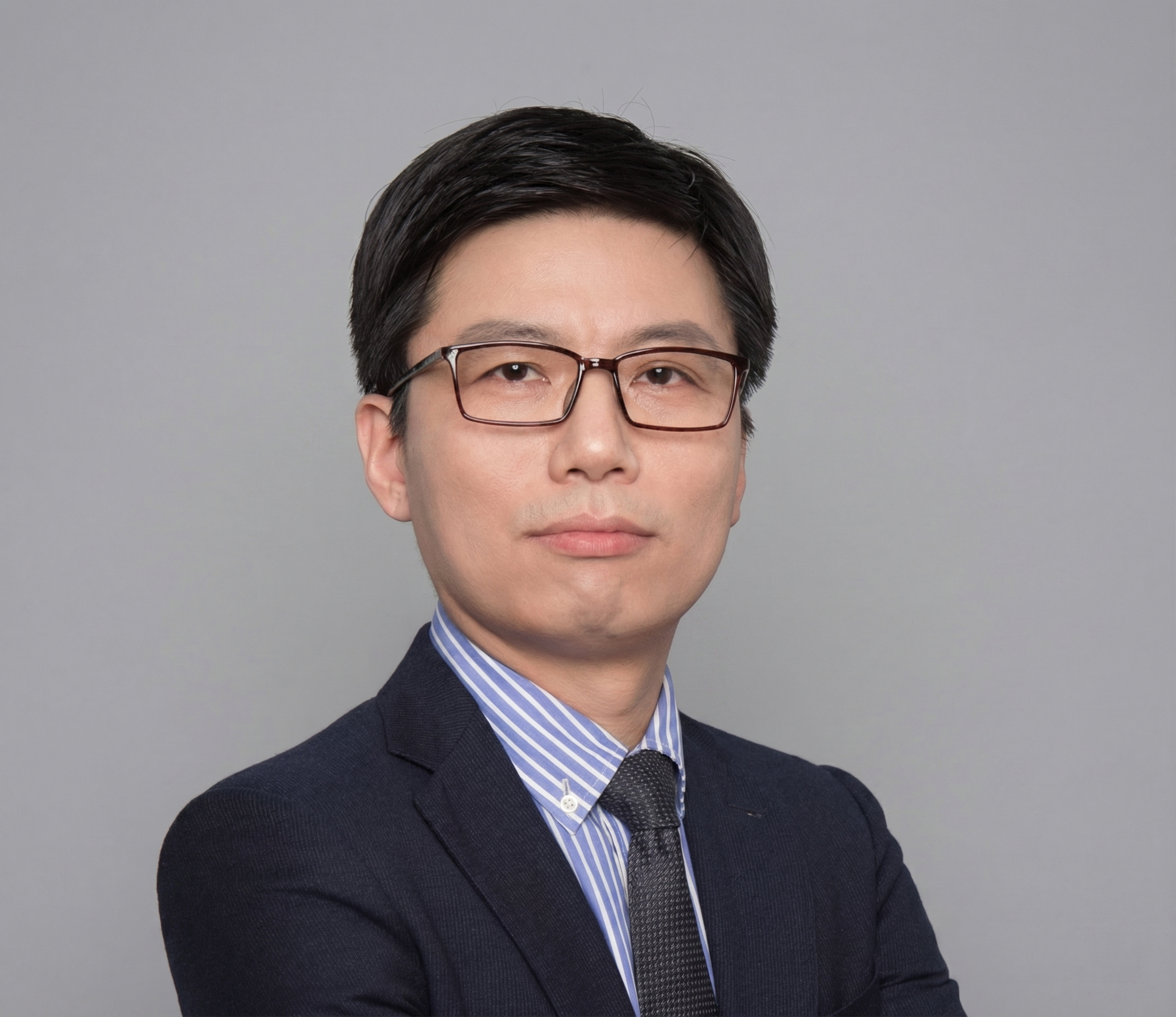 把背景更换为纯净的灰色底色，保持人物和衣物不变，画质清晰 - 图片创意预览