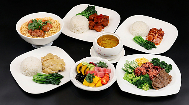 将上传的多种美食菜品（包括牛腩面、猪手饭、叉烧饭、虫草花汤、白切鸡饭、金枪鱼沙拉、牛排杂粮饭）重新组合到一张横长图中，整体看着非常有食欲，激发购买欲望，色调清爽干净，菜品排列协调美观，保持每道菜品的清晰质感，黑色简约背景，调整菜品布局更舒展