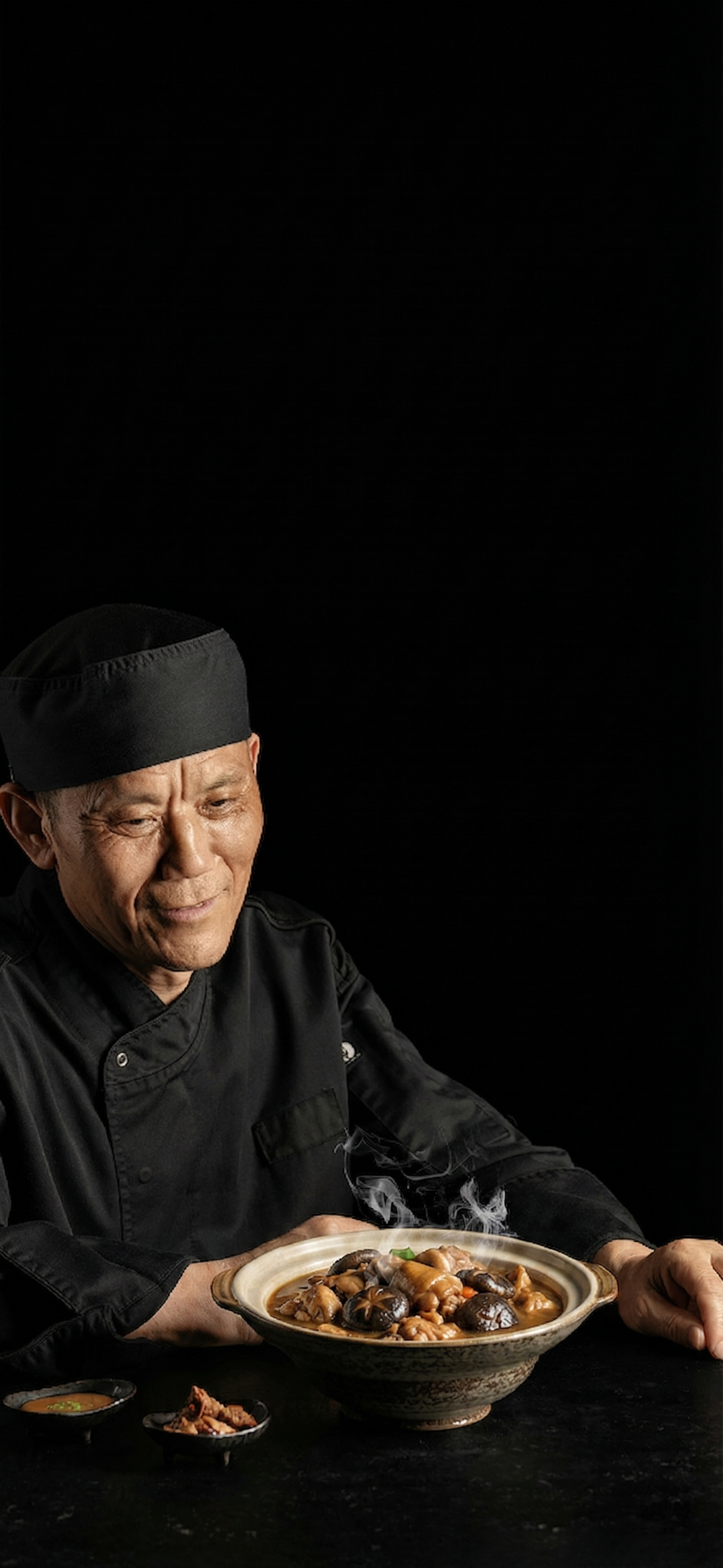 将图二中砂锅里的香菇炖鸡全部替换融入到图一中厨师面前大碗里，保… - 图片创意预览