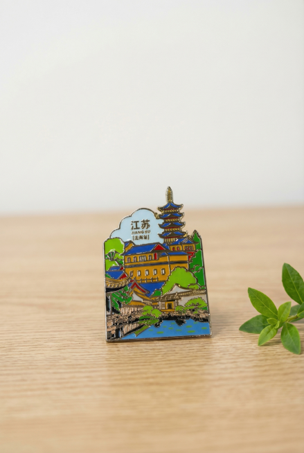 保持金属冰箱贴主体造型、图案、颜色和物理结构绝对不变，严禁扭曲变形。
放置在浅原木色木纹桌面，浅米白色墙面背景，拉开景深，简约自然风格。
全屋漫射柔光，低对比度，阴影极淡柔和，画面明亮干净。
居中构图预览效果