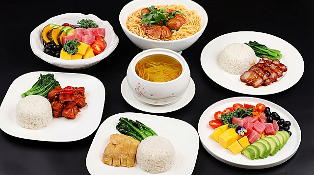 将这些美食菜品组合在一张图片中，包含卤肉面、猪脚饭、叉烧饭、虫草花炖汤、白切鸡饭和金枪鱼沙拉，整体看起来色泽鲜亮，非常有食欲感，让人产生购买欲望，整体构图协调，风格清爽干净，质感高级，黑色背景衬托，突出美食色泽
