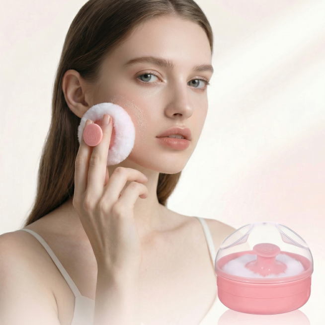 修改图片：模特用手拿着这款大毛毯粉扑，正在脸部上妆，清晰展示模特手持粉扑在脸蛋使用产品的动作，在图片右下角放置完整粉色粉扑套装包装盒，保持清新柔和商业美妆风格，画质清晰光影自然预览效果