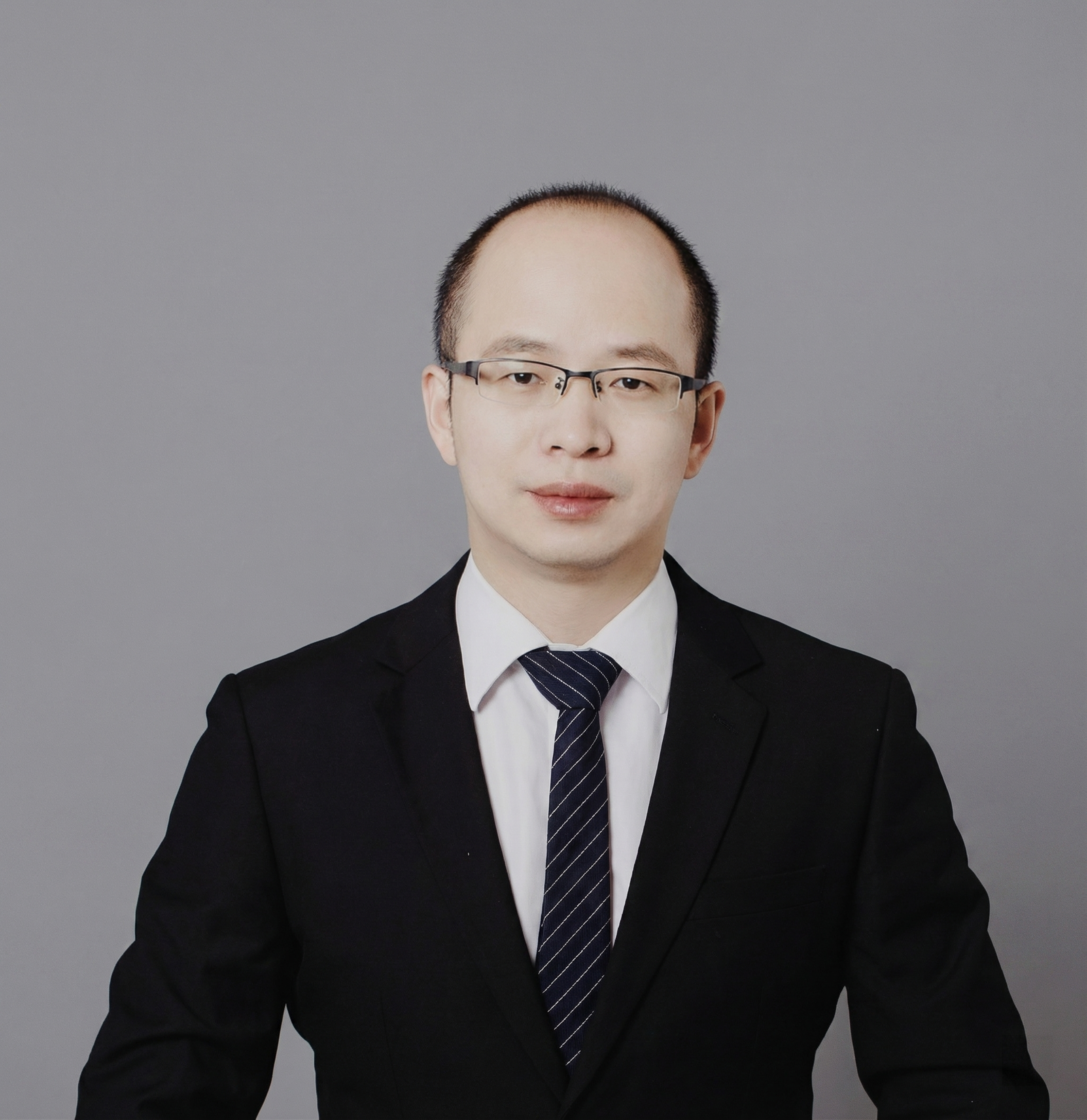 把背景更换为纯净的灰色底色，保持人物和衣物不变，画质清晰 - 图片创意预览