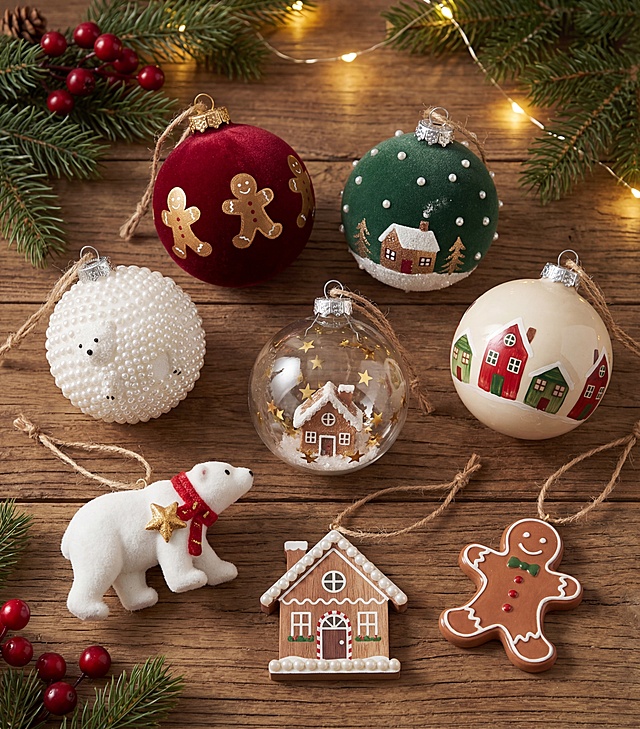 参考图七的圣诞球工艺风格，结合图一到图五提取出复古红绿棕米白主题色系，设计一套原创圣诞挂饰，包含圣诞球和异形挂件，加入北极熊、小房子、姜饼人元素，圣诞球使用植绒、彩绘、珍珠等不同工艺，每个球图案不重复，整体风格统一，符合现代审美，适合欧美圣诞市场，工艺适合实际批量生产，摆放在木质桌面上展示，整体保持复古温馨氛围，不要和之前生成的款式重复