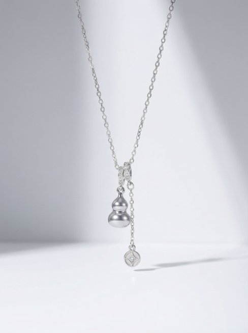 极简的浅灰白色墙面背景，右侧带有自然的冷色光影渐变。细腻的侧逆光从左上方照射，勾勒产品轮廓，突出金属光泽与拉丝工艺细节。画面干净利落，仅保留项链主体，商业修图质感，色彩还原真实，高端静物大片，微距特写预览效果