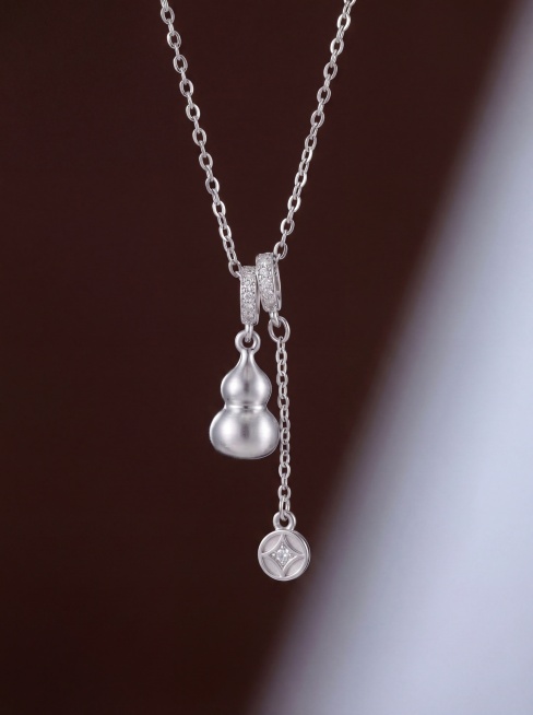 将背景替换为深咖色，保持其他效果不变。右侧保留自然的冷色光影渐变。细腻的侧逆光从左上方照射，勾勒产品轮廓，突出金属光泽与拉丝工艺细节。画面干净利落，仅保留项链主体，商业修图质感，色彩还原真实，高端静物预览效果