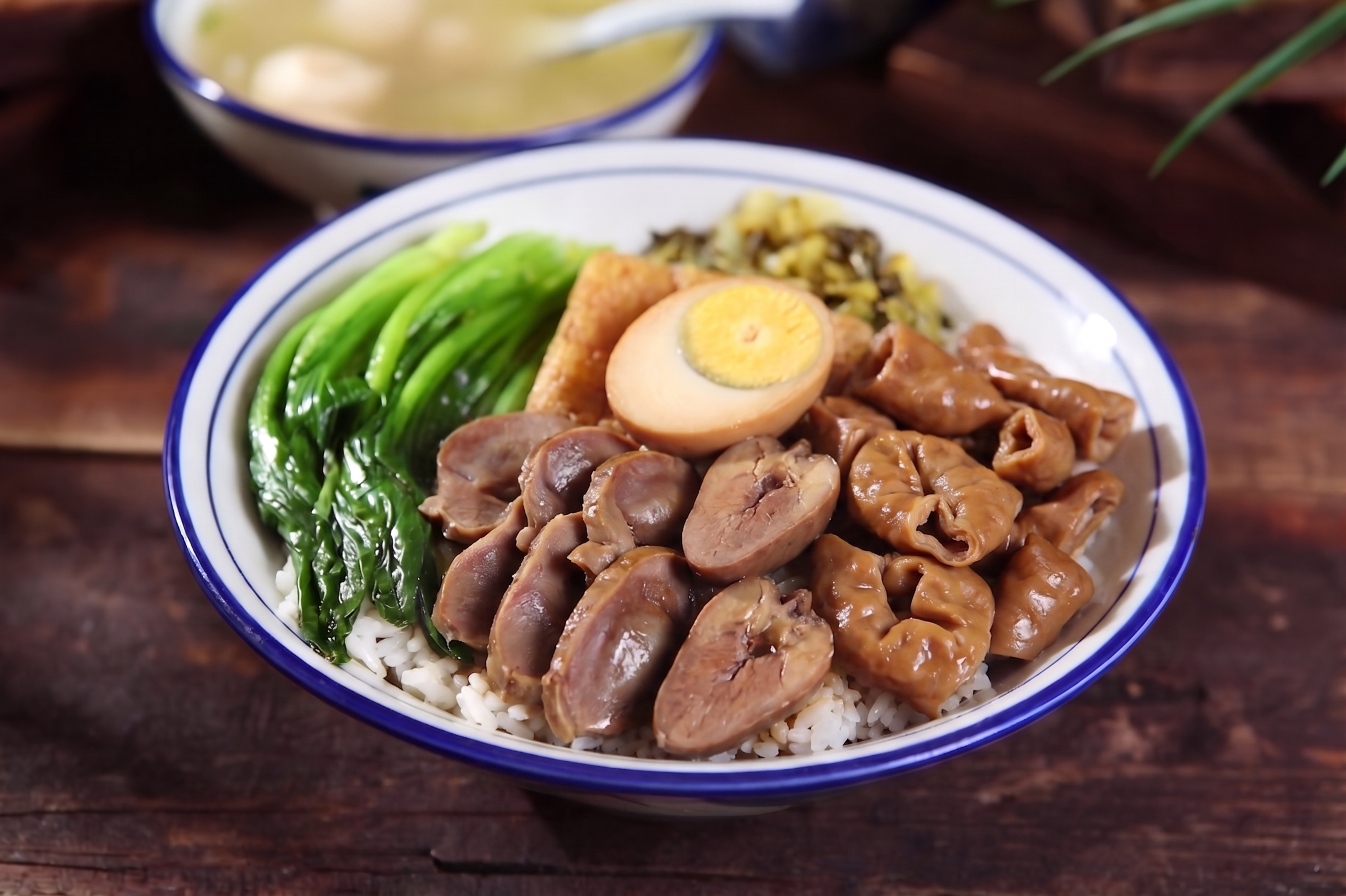 将碗中现有的牛腩烧鸭双拼饭替换成鸭三拼饭，包含鸭肾、鸭心、鸭肠… - 图片创意预览