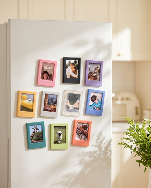 十个马卡龙彩色磁吸小相框冰箱贴，保持原图每个冰箱贴的颜色、图案和物理结构绝对不变，严禁扭曲变形。所有冰箱贴作为整体吸附在哑光白色冰箱门上，有清晰接触阴影，各冰箱贴位置排布自然，严禁结构穿模。温馨奶油风预览效果