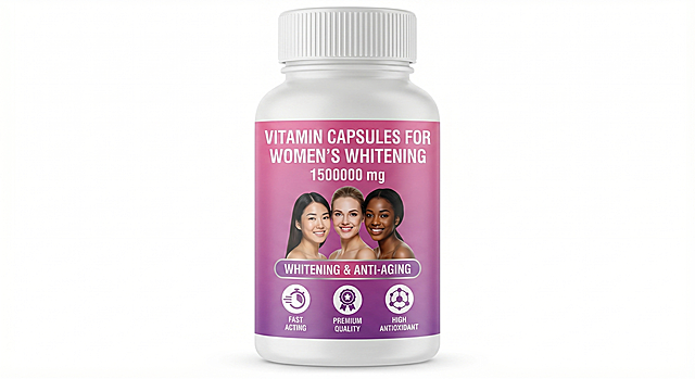 将瓶身标签上的所有信息与图标整体居中排布：顶部为 'VITAMIN CAPSULES FOR WOMEN'S WHITENING'，下方 '1500000 mg'；中部三位女性肖像（亚洲、白人、黑人）水平居中排列；肖像下方横幅为 'WHITENING & ANTI-AGING'；底部三个图标（FAST ACTING, PREMIUM QUALITY, HIGH ANTIOXIDANT）等距居中排列；整体标签背景为柔和粉紫渐变，文字与图标清晰对称，无左侧留白或偏移；瓶身为白色磨砂质感，背景纯白