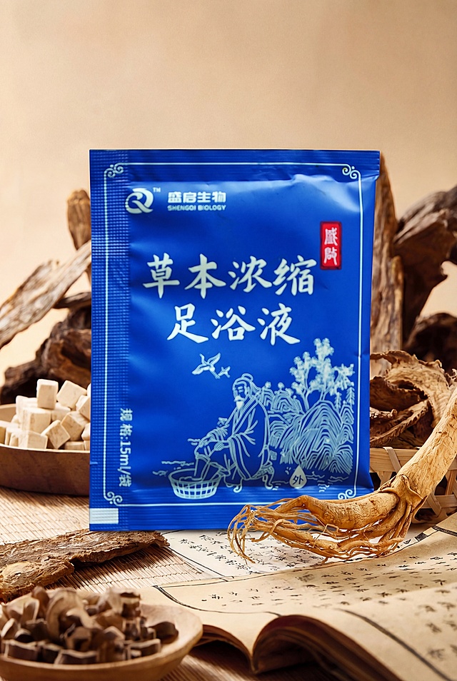 将图中原有的包装盒和前方的黑色圆形膏药全部移除，原位替换为图1(参考图)中的蓝色草本浓缩足浴液包装袋。
用图1中物体的真实物理结构完全覆盖该区域，保持原产品(图1)的真实比例，严禁挤压或变形。新产品需完美继承原图的镜头高度与透视消失点关系，放在原位置区域，底部接触书页平面，严禁漂浮或位置偏移，使其与背景空间完美融合。仅保留新产品和原背景的中药材等环境元素，去除盒子和膏药，保持其他环境布局绝对不变。
重置光影，赋予自然接触阴影，完美消除新产品边缘白边，画面自然真实，严格锁定宽高比为 1:1，4K分辨率。