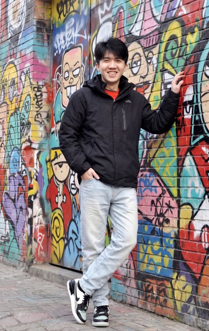 更换人物造型姿势，将表情调整为微笑，替换为有个性的潮流背景，保持人物原有的穿着和整体身材预览效果