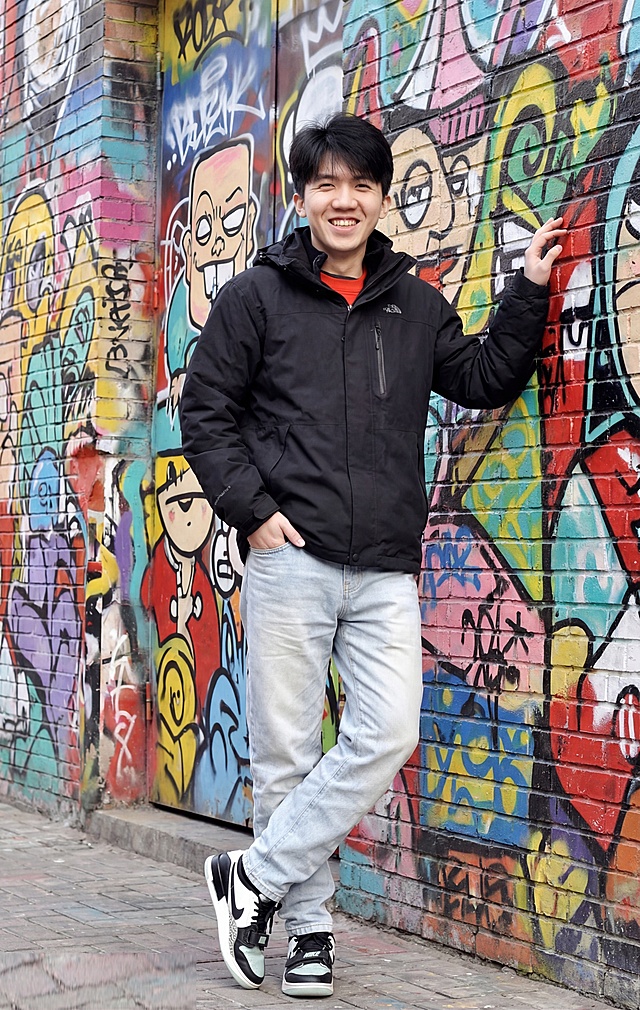 更换人物造型姿势，将表情调整为微笑，替换为有个性的潮流背景，保持人物原有的穿着和整体身材