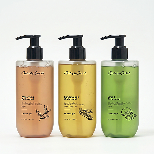 【最高指令】：本次任务仅为更换纯白背景与画质精修，将瓶子中的液体调整成装满的状态，绝对严禁对产品进行任何形式的重新设计、打乱重组或结构变形。必须 100% 保留原图中所有商品元素的数量、形态以及它们之间的相对位置关系。
产品主体位于画面绝对正中心，垂直居中，水平居中，产品主体占据整个画面的 60%-80%，顶部空白区域与底部空白区域高度严格相等，严禁偏下，严禁贴边，严禁切图。正视，平视，严格保持原图产品的拍摄透视，严禁改变产品角度，严禁扶正，严禁镜像翻转。
保留3个按压式瓶装沐浴露产品主体，瓶身分别为浅棕色、黄色、绿色液体，将液体调整到瓶口装满状态，保留所有黑色文字和图案标签以及黑色按压泵头。
默认保留商品接地处极轻微、局部的接触阴影，用于表达真实落地关系；除接地点外，其余背景必须保持纯白。严禁扩散阴影、大片投射影、灰雾、脏白、斑驳噪点、马赛克纹理，严禁悬浮，严禁部件分离，严禁倒影。
必须将主体与背景完全物理剥离（抠图级剥离），非主体区域的背景像素必须 100% 强制覆写为 #FFFFFF 纯白，绝对纯净无杂色，不受任何环境光影响；仅允许商品接地处保留极轻微、局部的接触阴影，其余背景区域必须保持纯白；严禁出现大面积灰雾、脏白、斑驳噪点、马赛克纹理或杂色过渡；智能瑕疵修复，全新成色，无瑕疵，无污渍，去除灰尘划痕，商业级精修，细节清晰锐利。
无杂物，去除手部干扰，去除手指遮挡，保留原图色相，保持物理结构完整，严禁变形，材质质感增强，去除不规则皱褶，物体表面油润光泽，商业级精修，轮廓光，8k高清，严禁裁剪主体，保留完整边缘
红线：严禁改变 “瓶身文字/Logo”。红线：严禁改变 “液体颜色”。
再次强调：产品绝对居中，上下留白相等。