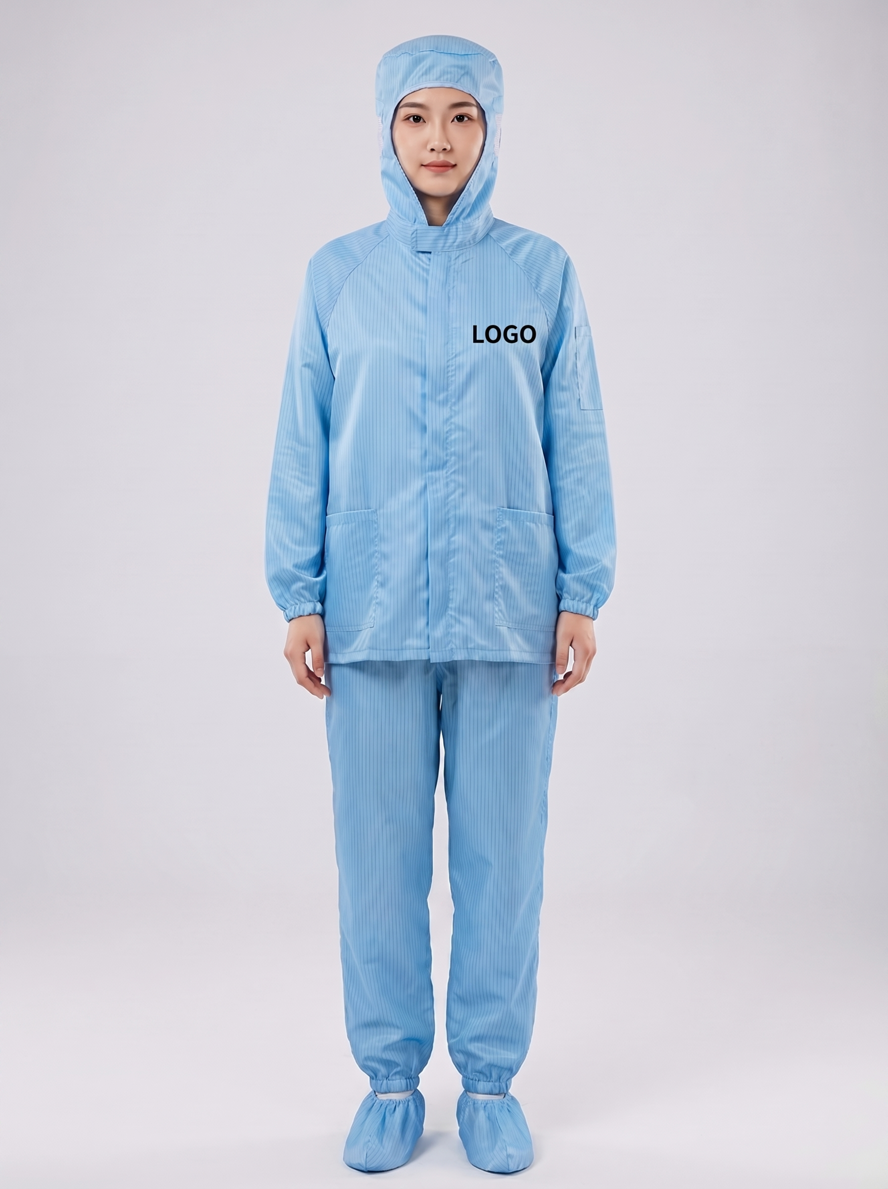 在这件浅蓝色防静电服的左侧胸围位置以及衣服背面添加黑色LOGO… - 图片创意预览