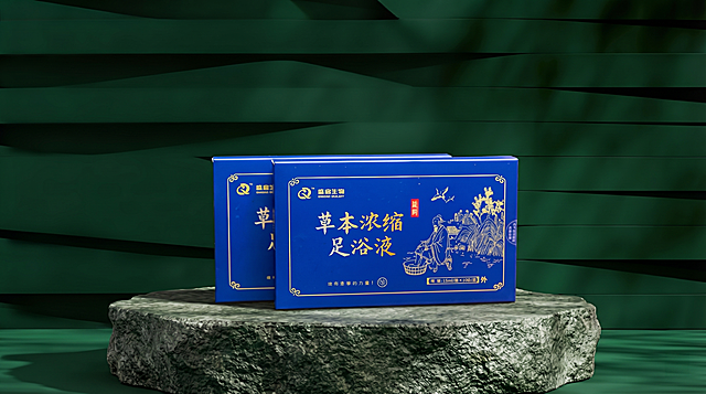 将原图右侧树桩上的绿色小包装袋原位替换为图2(参考图)中的蓝色长方体草本浓缩足浴液包装盒（两个包装盒，前后摆放）。
用图2中包装盒的真实物理结构完全覆盖该区域，打破原图旧包装袋的轮廓束缚，保持原产品(图2)的真实比例，严禁挤压或变形。新产品需完美继承原图中旧包装袋的摆放角度、镜头高度与透视消失点关系，继承旧物的底部接触点，严禁漂浮或位置偏移，使其与背景空间完美融合。仅替换该物体，保持原图其他环境布局绝对不变。
重置该区域光影，赋予自然接触阴影，完美消除新产品边缘白边，画面自然真实，严格锁定宽高比为 16:9，4K分辨率。