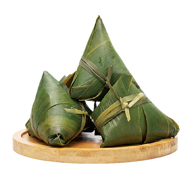 完美去底, 绝对 #FFFFFF 纯白背景, 仅允许木托盘接地处保留极轻接触阴影, 其余背景保持纯白纯净, 无噪点, 无马赛克, 无灰块
专业商业美食棚拍光, 5500K标准中性白光照明, 轮廓光, 体积光, 曝光绝对正确, 强烈的物理真实立体感, 居中构图, 粽子主体占比严格控制在 60%-80% 之间
三个新鲜粽子，用粽叶捆绑扎好，摆放在圆形木质托盘上
极致超清画质, 电影级CG渲染, 智能降噪, 深度细节锐化, 彻底消除模糊像素感, 8k分辨率
绝对锁定原图商品颜色, 还原新鲜粽叶翠绿自然色泽, 微距级材质纹理重构(粽叶清晰植物纹理, 粽子紧实立体感, 木托盘天然木纹), 强制透视矫正, 自动水平校准, 保留完整三个粽子堆叠结构, 去除背景杂质, 干净诱人新鲜粽子呈现
