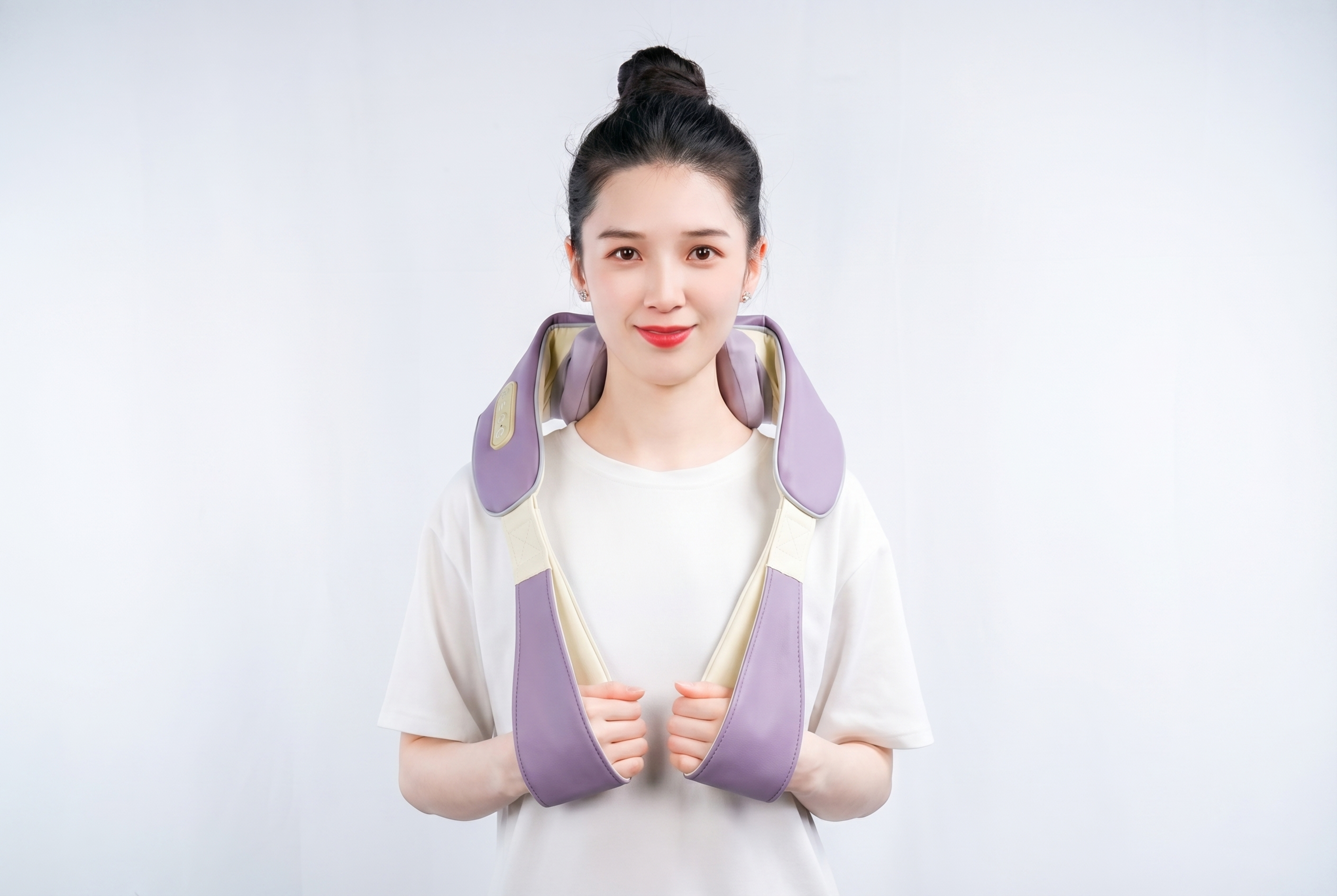 将图1中的按摩披肩产品改成图2的香芋紫和米白拼色配色，保持原照… - 图片创意预览