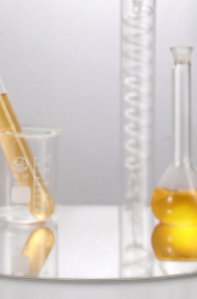 删除图片中所有文字和字体，保留玻璃实验器皿背景、反光镜面效果以及浅灰色调光影，保持整体画面干净