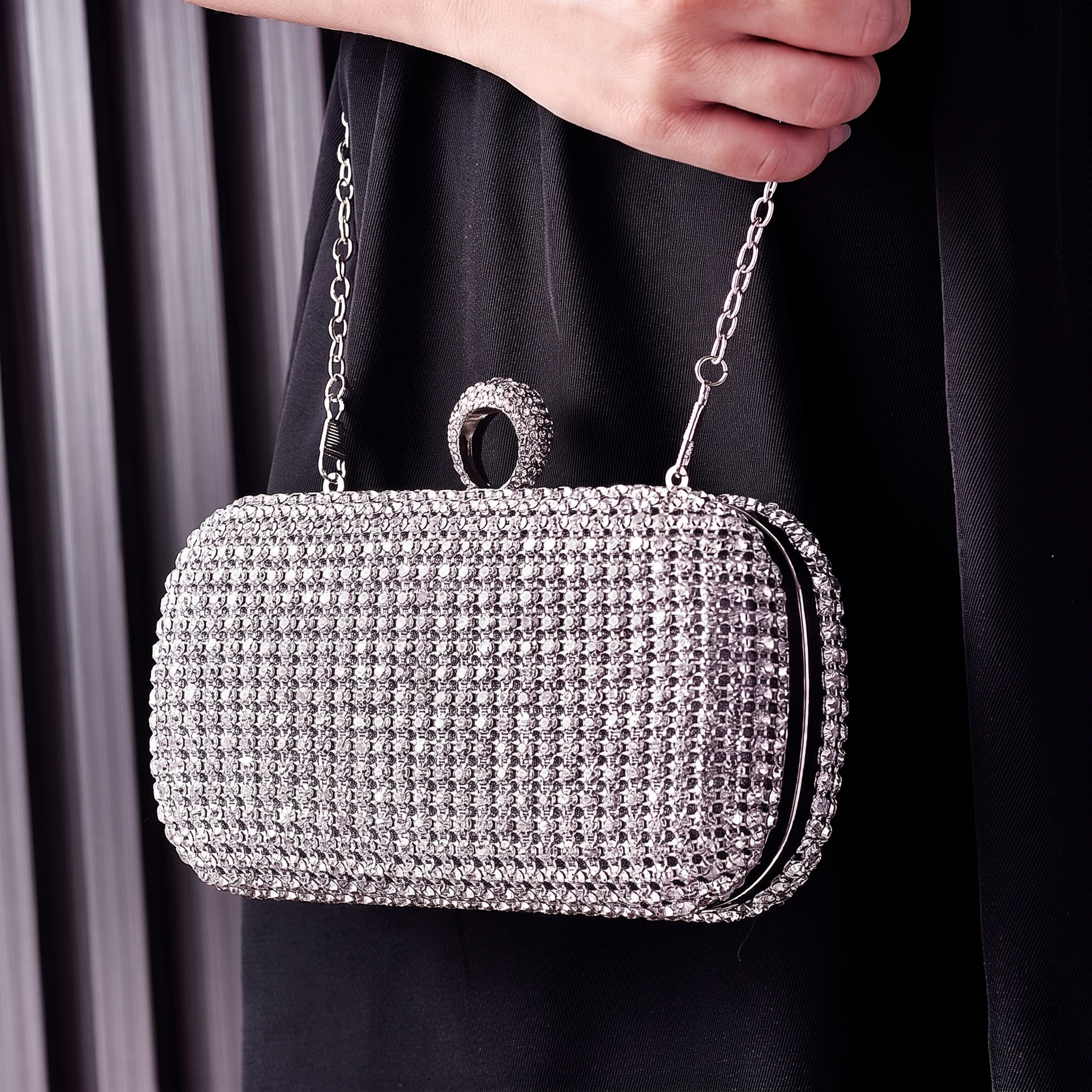 去除图片上方黑色的YXL logo，保持手拿包包和背景原样不变… - 图片创意预览