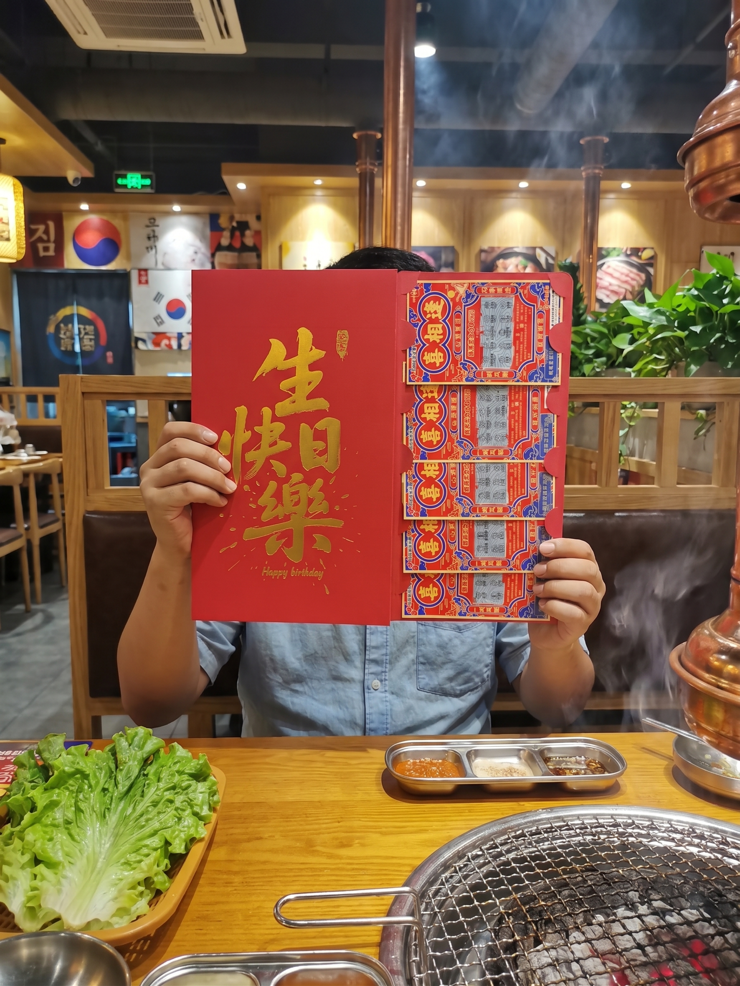 严格1:1还原原构图与红包样式：人物面部完全被左右并排展开的超… - 图片创意预览