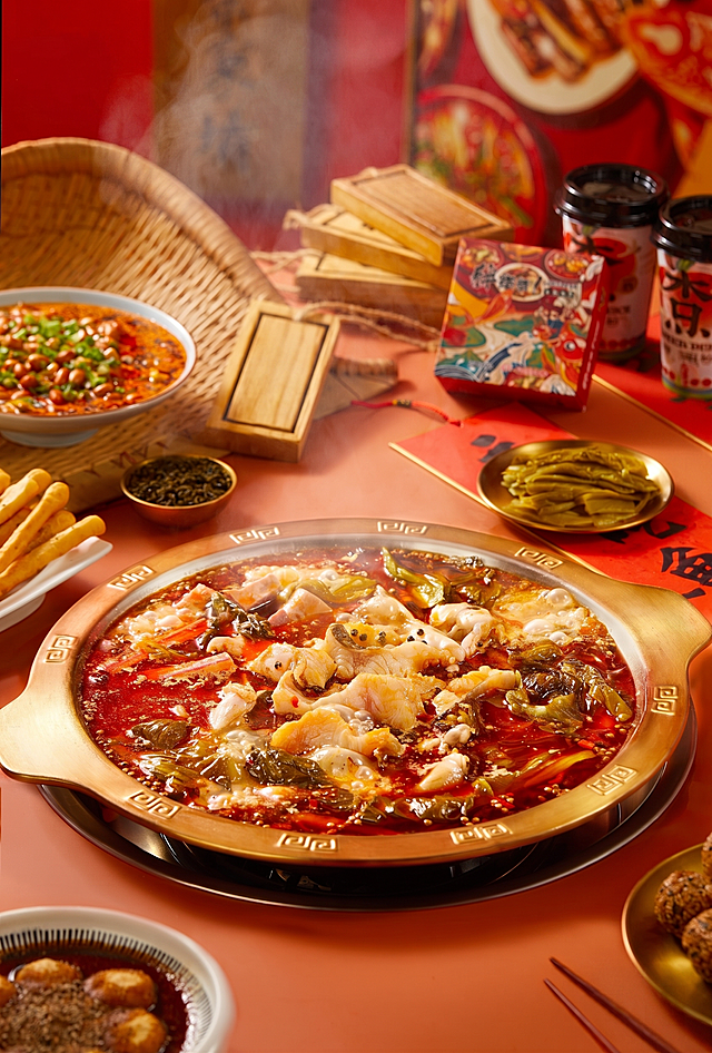 去掉图片中所有的文字，保持原图的食物内容、构图和红金色调风格不变，去除所有水印和文字元素