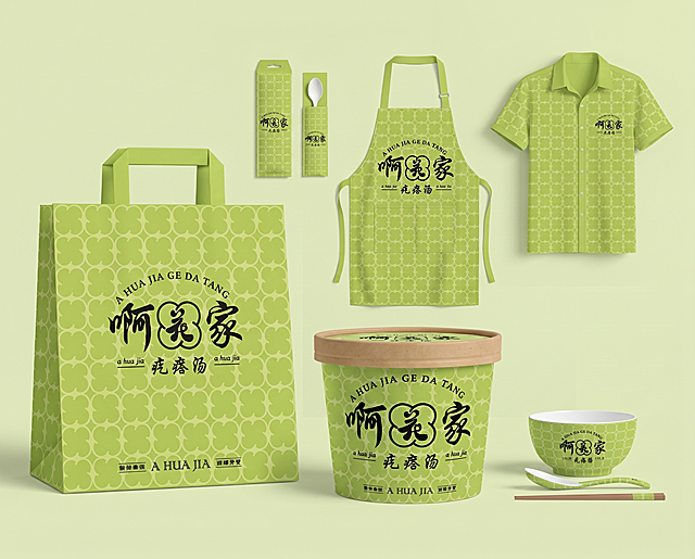 参考图二的辅助图形风格（绿色底+重复四瓣花图案），重新设计图一中的所有物料：外卖打包带、餐具打包带、围裙、工装、疙瘩汤打包桶、餐具等。保持品牌名“啊花家”及“疙瘩汤”文字不变，统一使用淡雅绿色主色调与功能主义现代风格。所有物料需整合在一张图中展示，确保图案风格一致、排版协调。