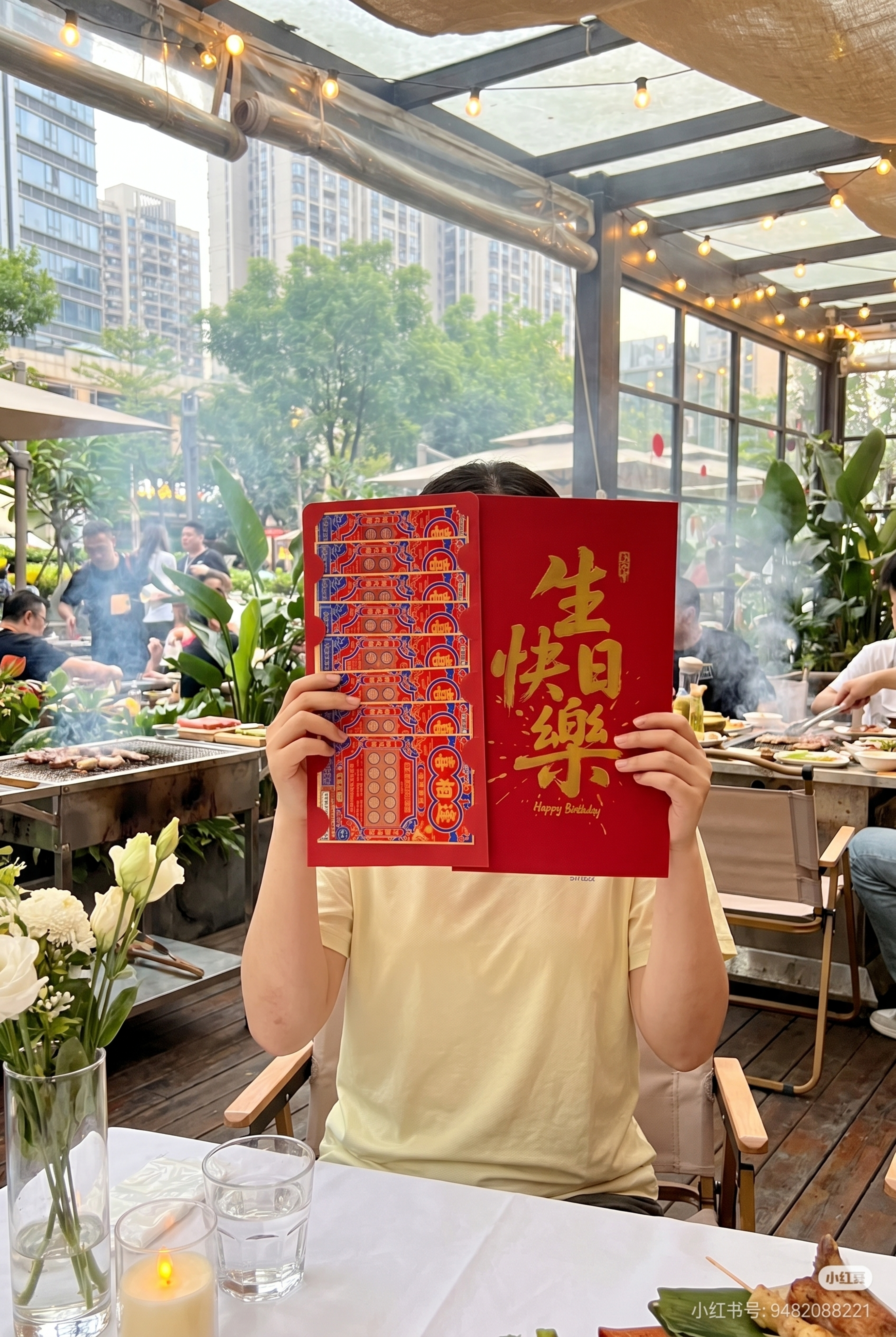 保留原图所有核心细节1:1：人物保持与原图完全一致的坐姿，上半… - 图片创意预览