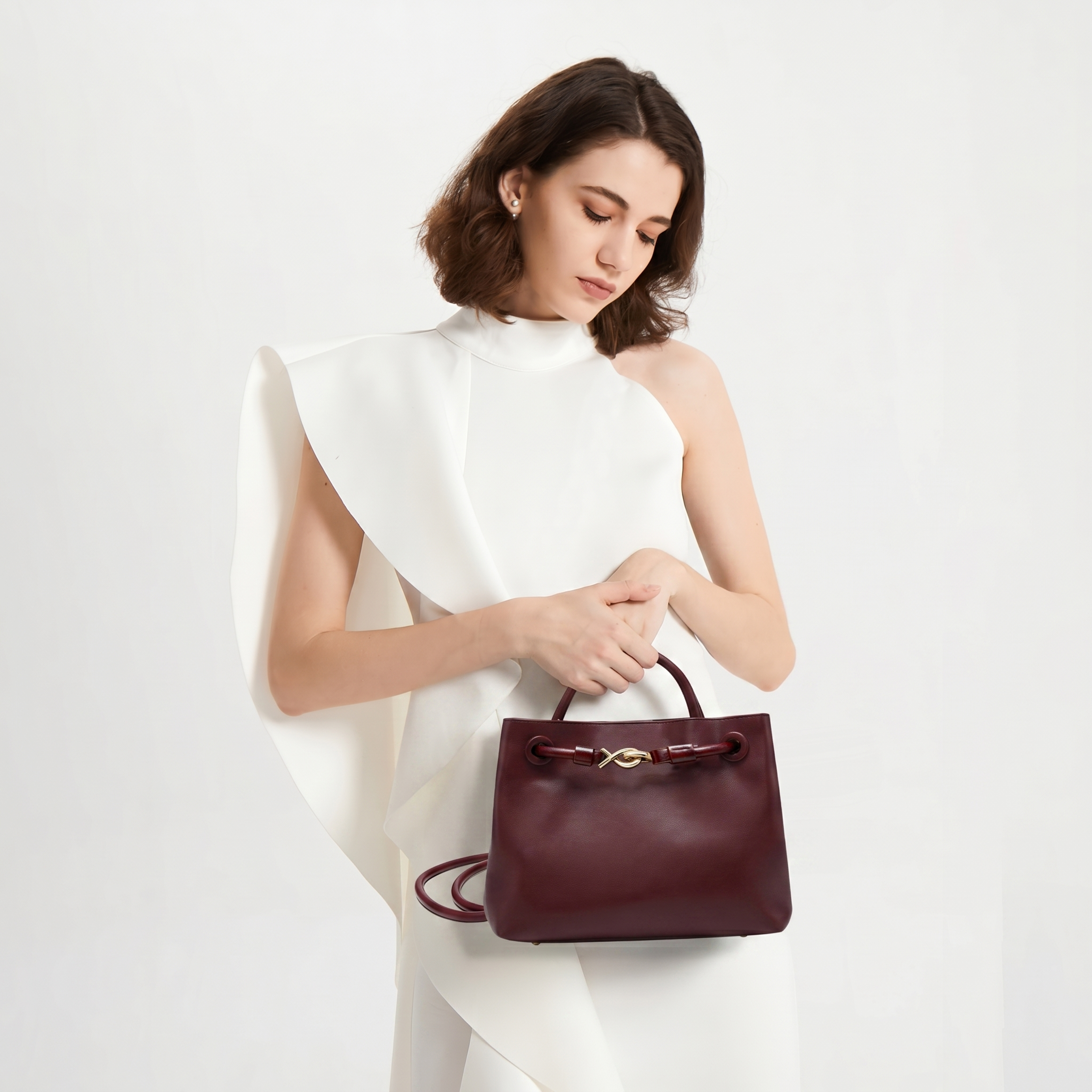 将原图模特手中的酒红色包包原位替换为图1(参考图)中的酒红色手… - 图片创意预览