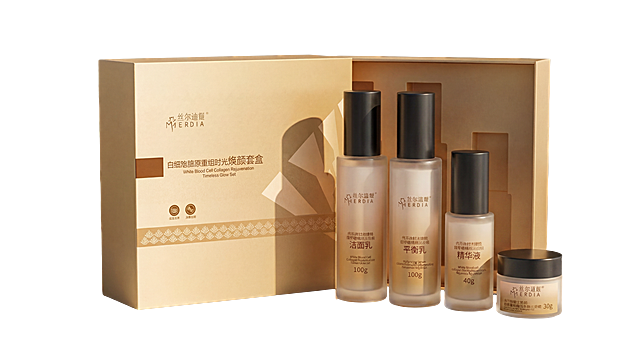 在现有户外场景套盒展示图基础上，将四款产品（洁面乳、平衡乳、精华液、面霜）的瓶盖统一更换为哑光黑色，保持瓶身材质与标签不变，整体风格仍为高端摄影写实风，光线自然柔和，背景绿植与大理石台面保留