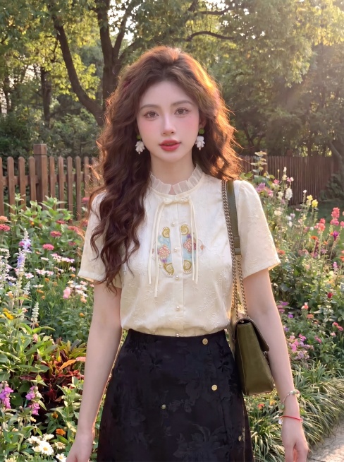 将图1的米白色提花短袖衬衫换到图2模特身上，替换模特原有的衣服，保留模特姿势姿态、背景环境，其他不变，自然真实融入预览效果