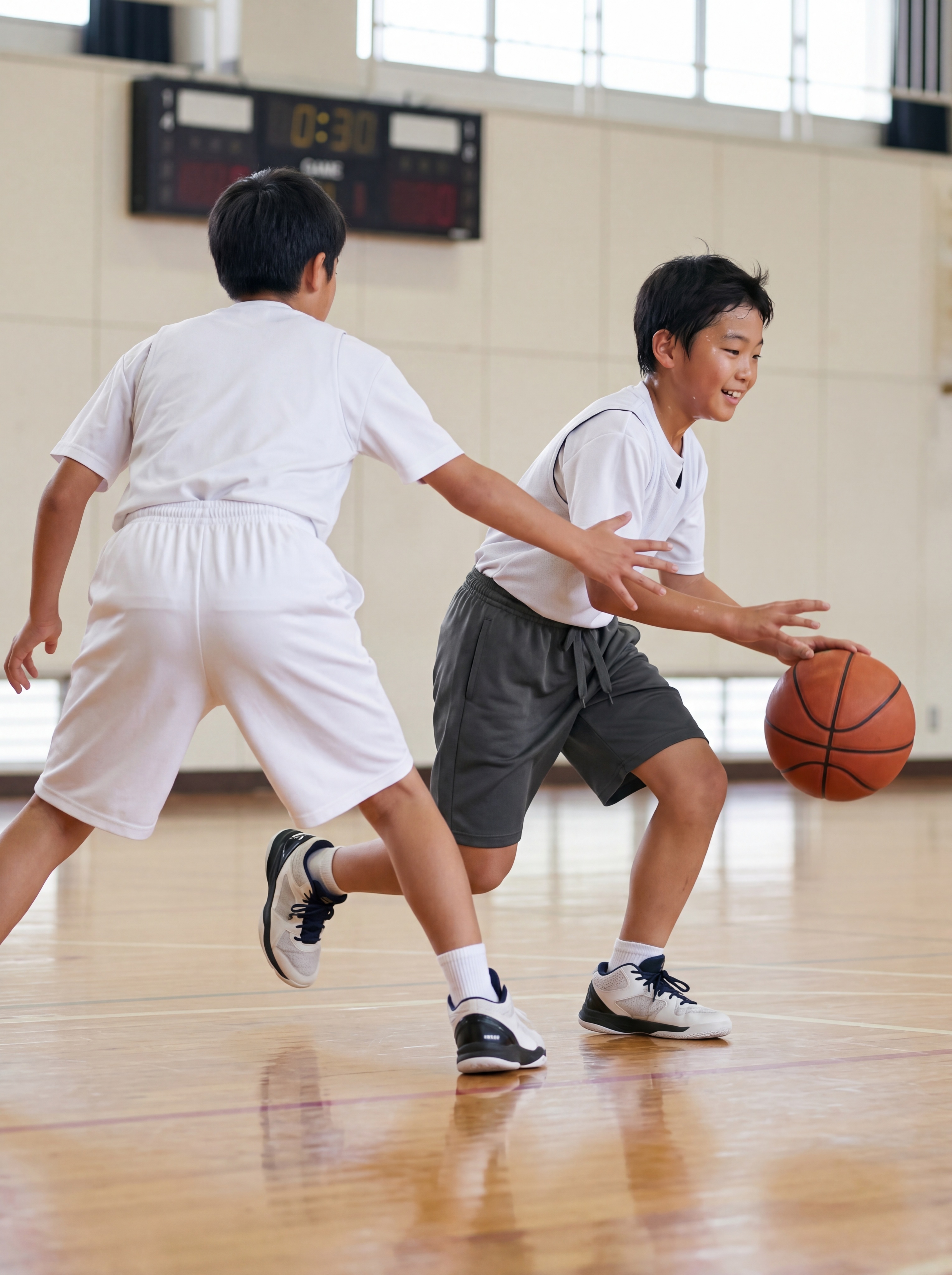 两名日本男孩模特，一位10岁一位12岁，均穿着白色短袖篮球运动… - 图片创意预览