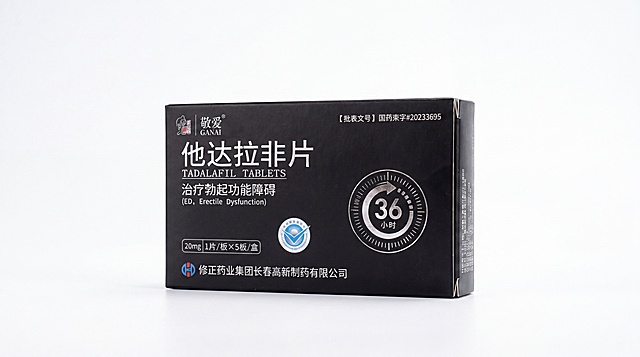 完美去底, 绝对 #FFFFFF 纯白背景, 仅允许商品接地处保留极轻接触阴影, 其余背景保持纯白纯净, 无噪点, 无马赛克, 无灰块
专业商业棚拍光, 5500K标准中性白光照明, 轮廓光, 体积光, 曝光绝对正确, 强烈的物理真实立体感, 居中构图, 商品主体占比严格控制在 60%-80% 之间
黑色纸质药盒包装盒, 他达拉非片药品包装盒
极致超清画质, 电影级CG渲染, 智能降噪, 深度细节锐化, 彻底消除模糊像素感, 8k分辨率
绝对锁定原图商品颜色, 还原真实物理色彩, 微距级材质纹理重构, 强制透视矫正, 增强药盒包装质感, 清晰还原包装盒上所有文字信息, 崭新出厂质感