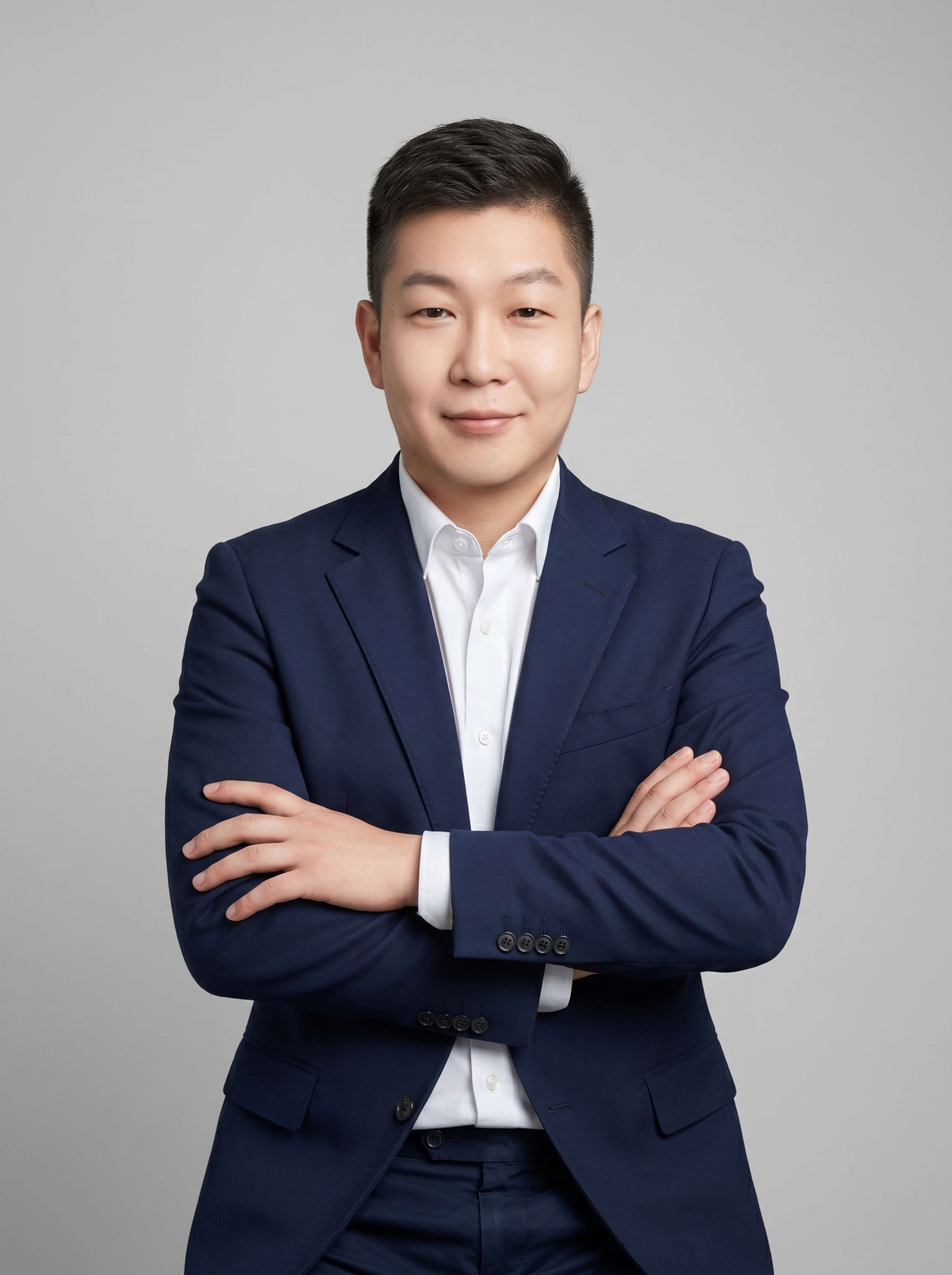 参考图中保留人物脸型、发型、年龄等特征生成教师职场形象照,标准… - 图片创意预览