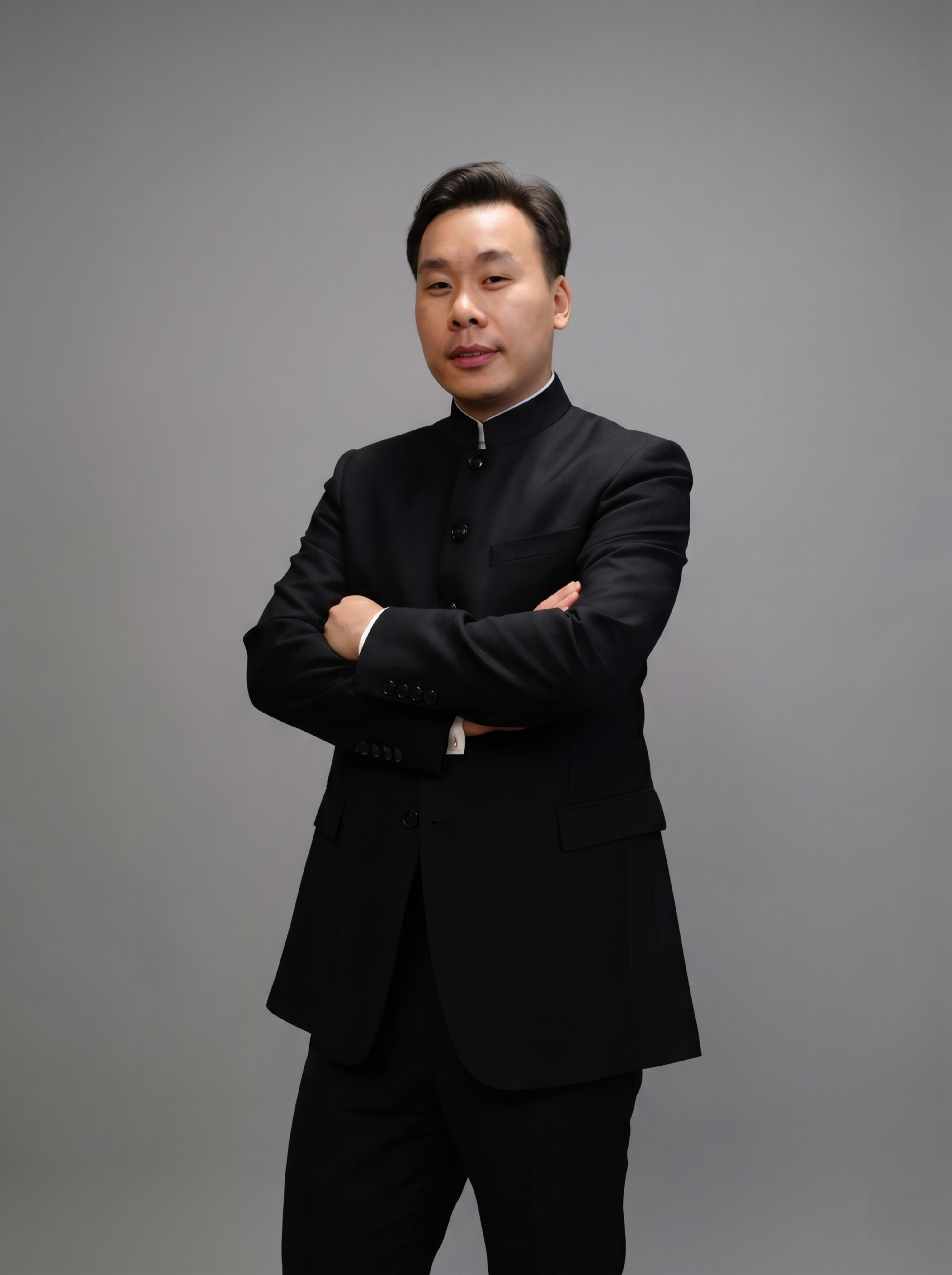 参考图中保留人物脸型、发型、年龄等特征生成职场形象照,标准焦段… - 图片创意预览