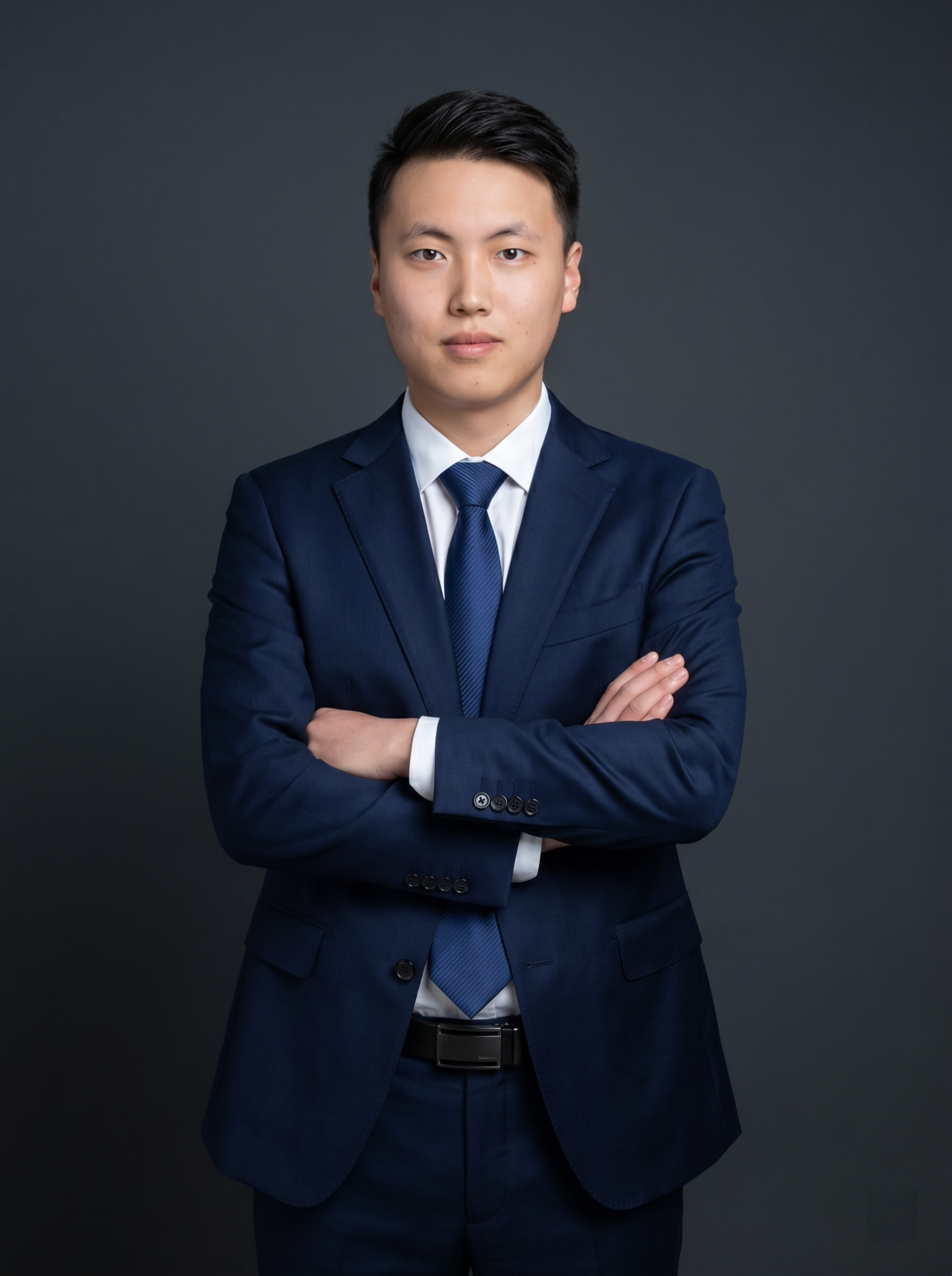 参考图中保留人物脸型、发型、年龄等特征生成职场形象照，穿着精纺… - 图片创意预览