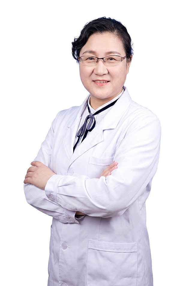 参考左图保留医生脸型、发型、年龄特征和眼镜，白色衬衫黑色飘带，保持白大褂不变，调整身体为侧身，姿势改为双手抱胸，脸部保持朝前朝向镜头，背景改为纯白色，高分辨率细节清晰