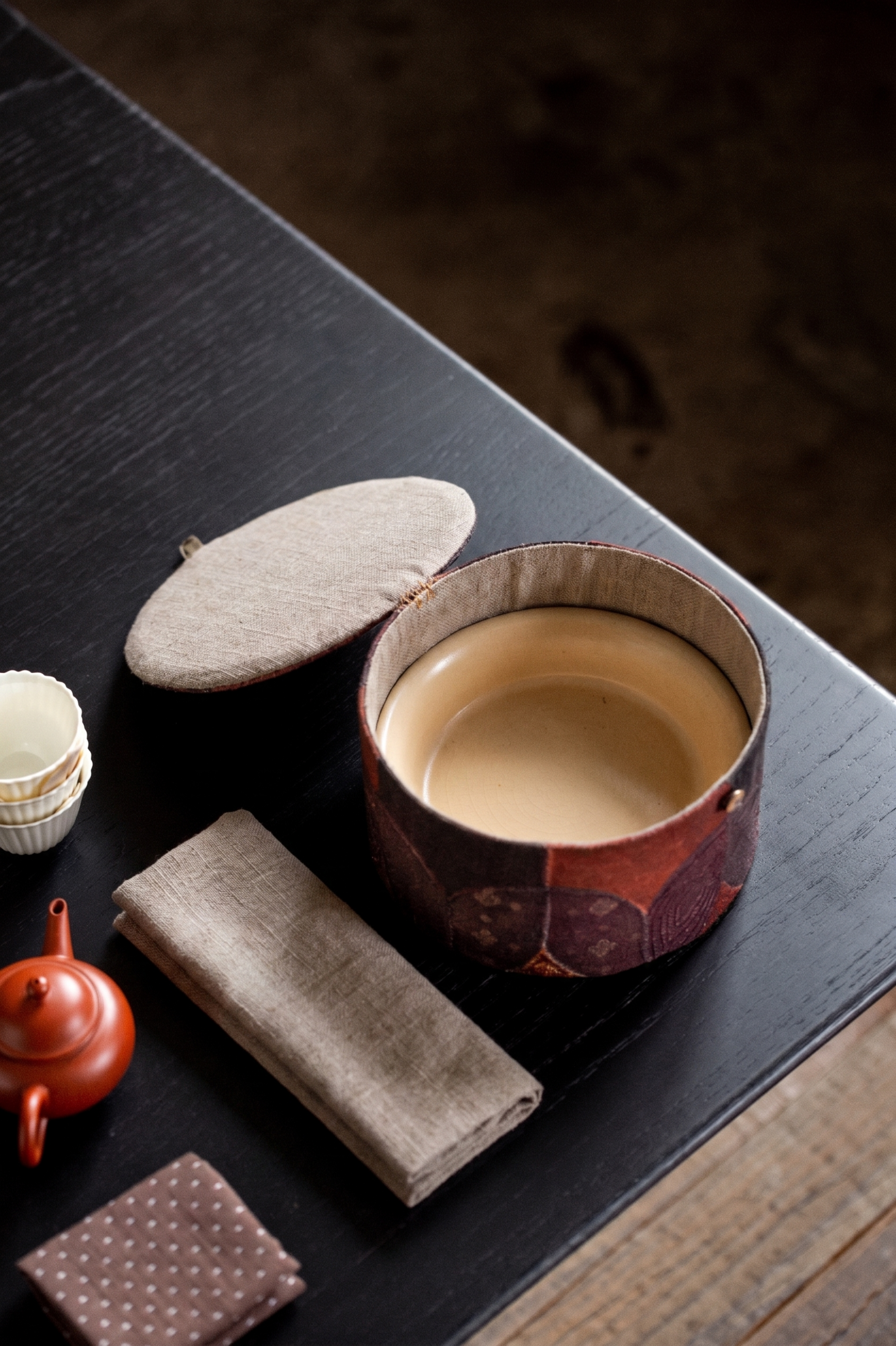将蓝色茶事包内衬和盖子内衬、左侧蓝色隔垫全部换成图一那种浅棕色… - 图片创意预览