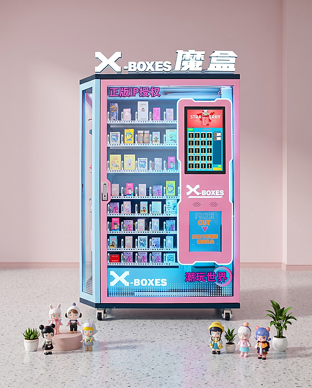 保持原盲盒机产品的外观、结构、颜色、所有品牌文字和图案绝对不变，将背景替换为商场潮玩区场景，浅灰色水磨石地面，浅粉色简约墙面，整体为时尚画报种草风格，全屋漫射柔光，低对比度，阴影柔和干净，明亮通透，前景点缀少量潮流盲盒手办和小型绿植，商业4K超清摄影，严格锁定4:5宽高比