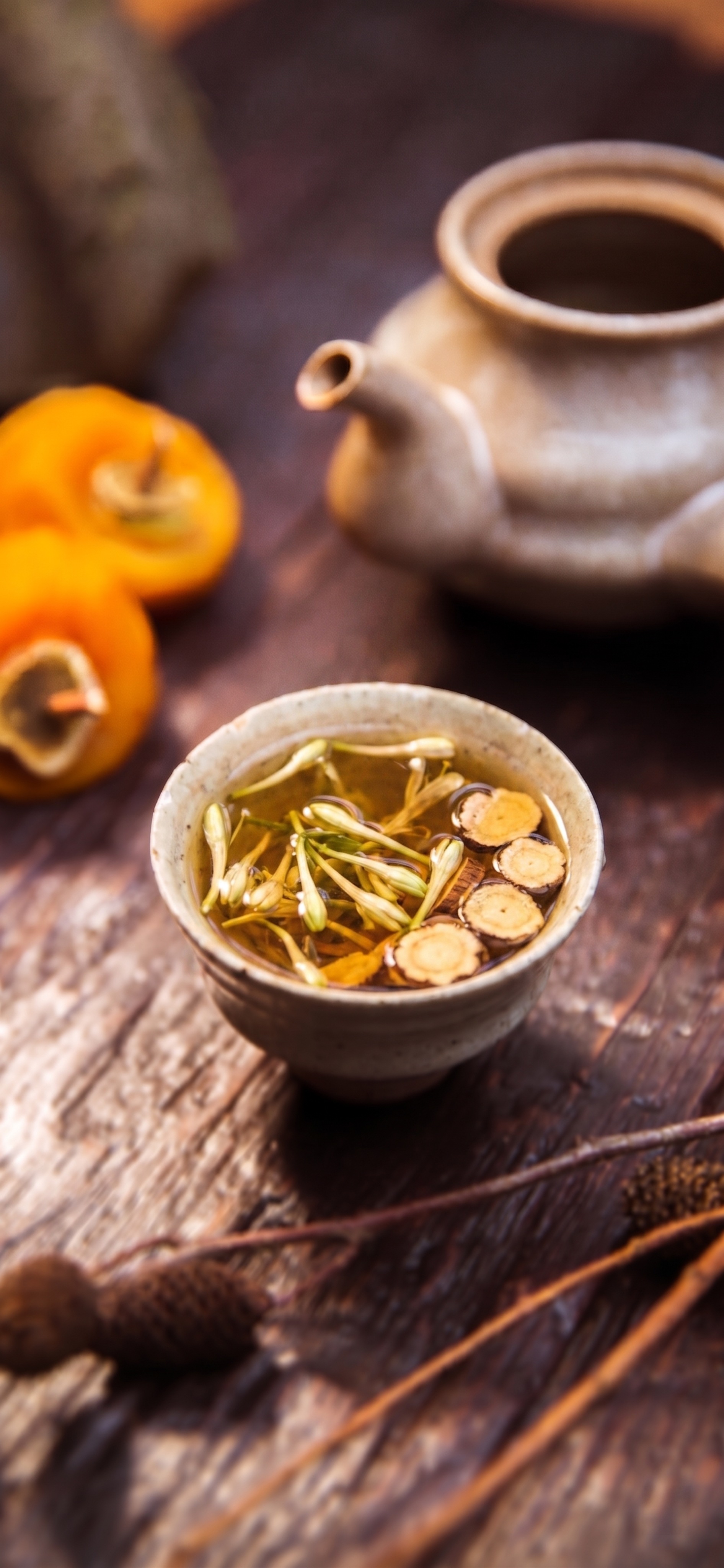 将图中粗陶茶杯内的红豆薏米茶替换为图二中的金银花与甘草组合的花… - 图片创意预览