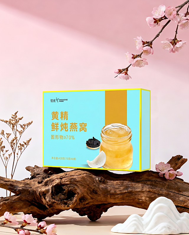 将原图中枯木上的中式桃花酥礼盒原位替换为图2（参考图）中的黄精鲜炖燕窝长方形包装盒。
用图2中包装盒的真实物理结构完全覆盖该区域，打破旧包装盒的轮廓束缚，保持原产品（图2）的真实比例，严禁挤压或变形。新产品需完美继承原图中旧包装盒的摆放角度、镜头高度与透视消失点关系，严格保持旧包装盒的俯视透视效果与顶部/底部透视形变，严禁改变俯视角度，并继承旧包装盒的底部接触点，严禁漂浮或位置偏移，使其与背景空间完美融合。仅替换该包装盒，保持原图其他环境布局绝对不变。
重置该区域光影，赋予自然接触阴影，完美消除新产品边缘白边，画面自然真实，严格锁定宽高比为 4:5，4K分辨率。