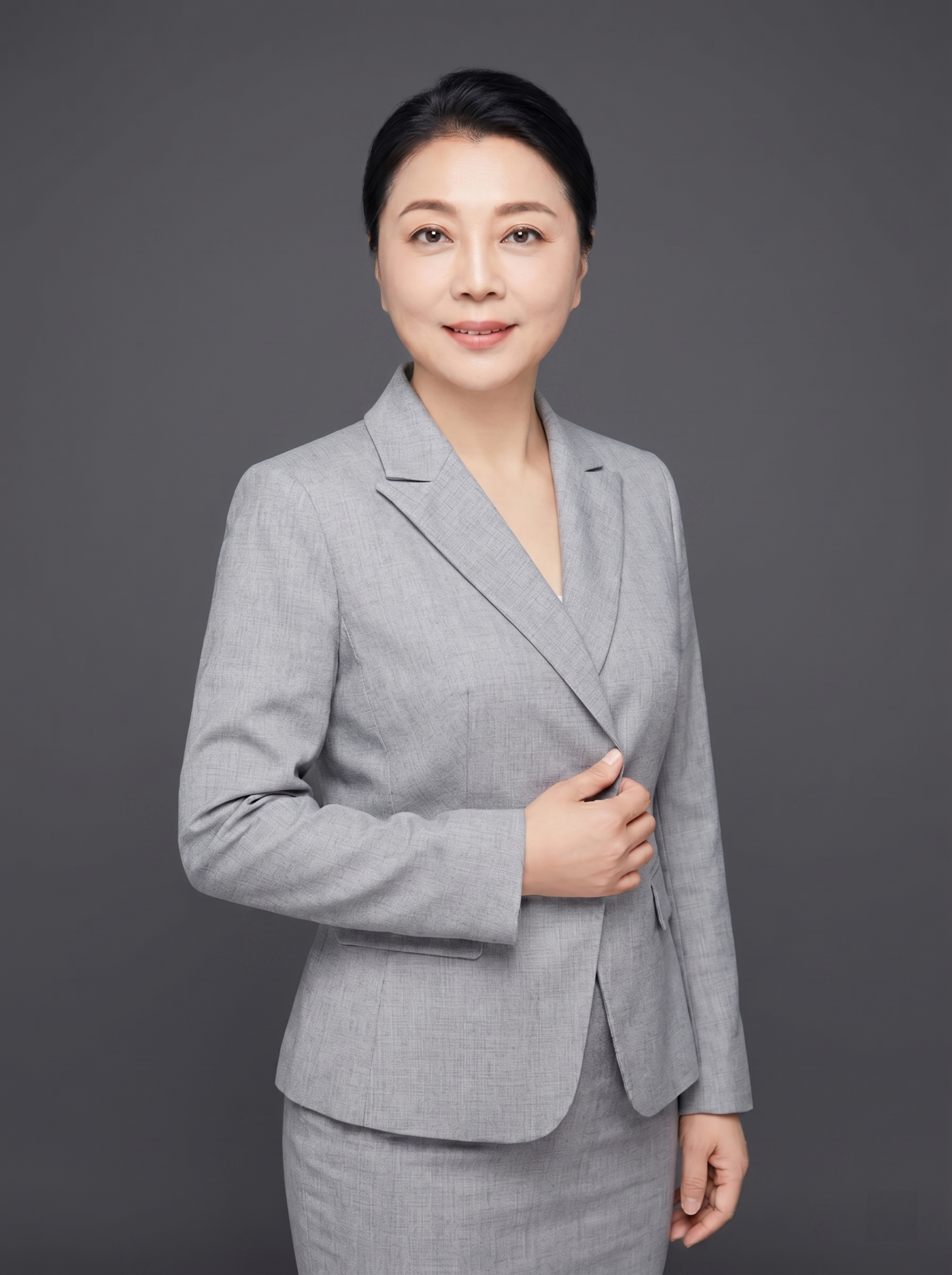 完全保留人物脸型、发型、年龄特征，完整保留浅灰色西装和右手握衣… - 图片创意预览
