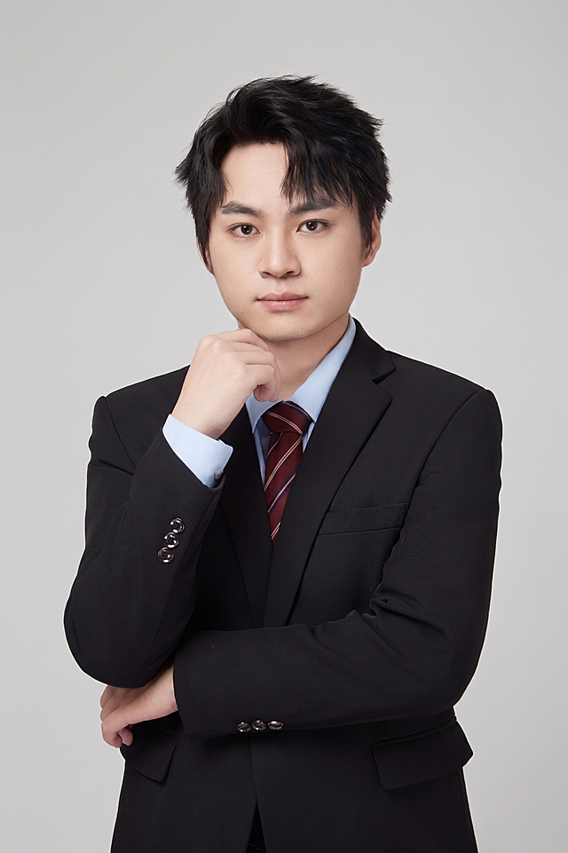 参考原图人物特征，调整整体风格更成熟，去除嘴巴上的唇膏光泽，保持人物姿势、黑色西装浅蓝色衬衫红条纹领带和浅灰色背景不变，生成专业商务形象照，画质清晰自然