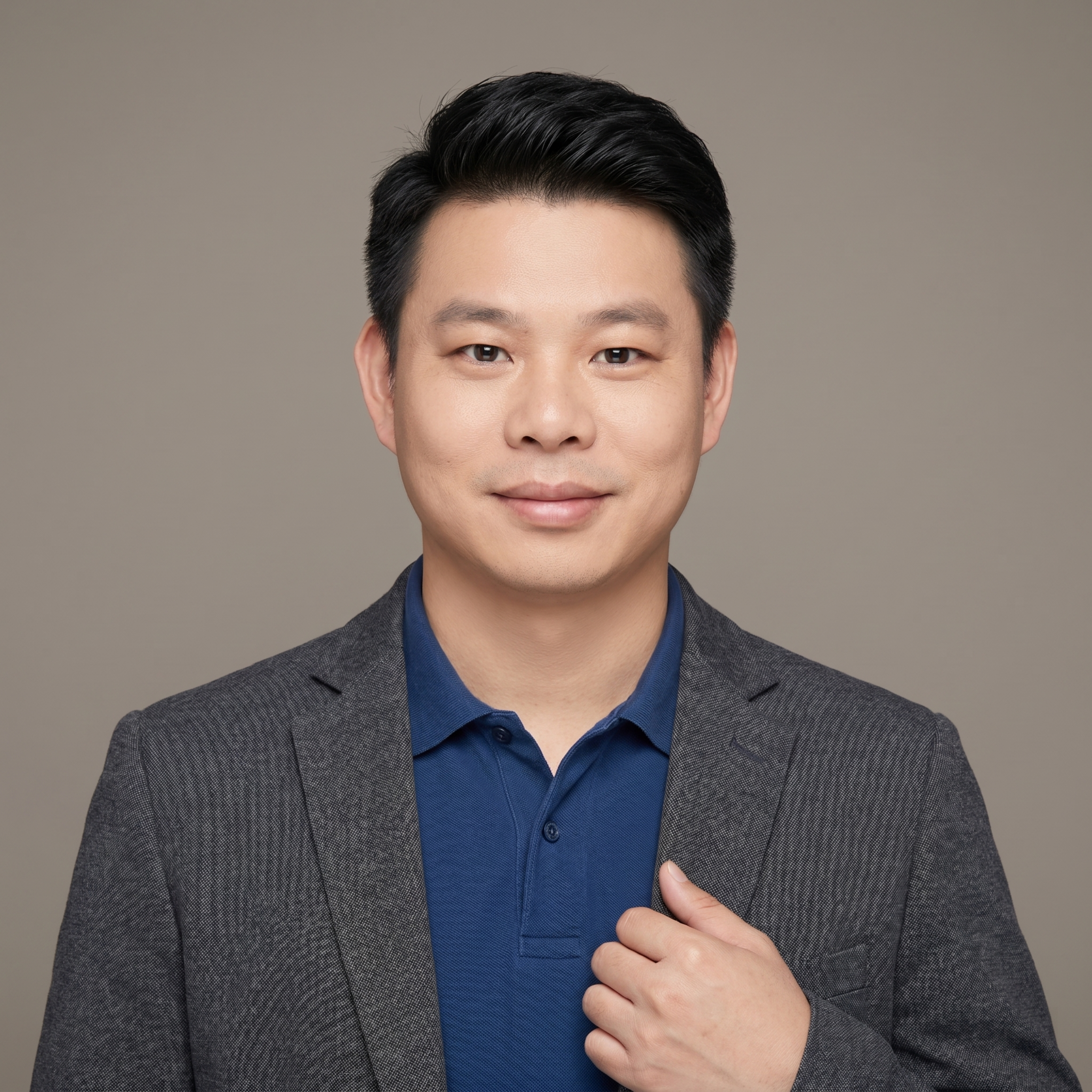 参考图中保留人物脸型、发型、年龄等特征生成互联网职场大头像形象… - 图片创意预览