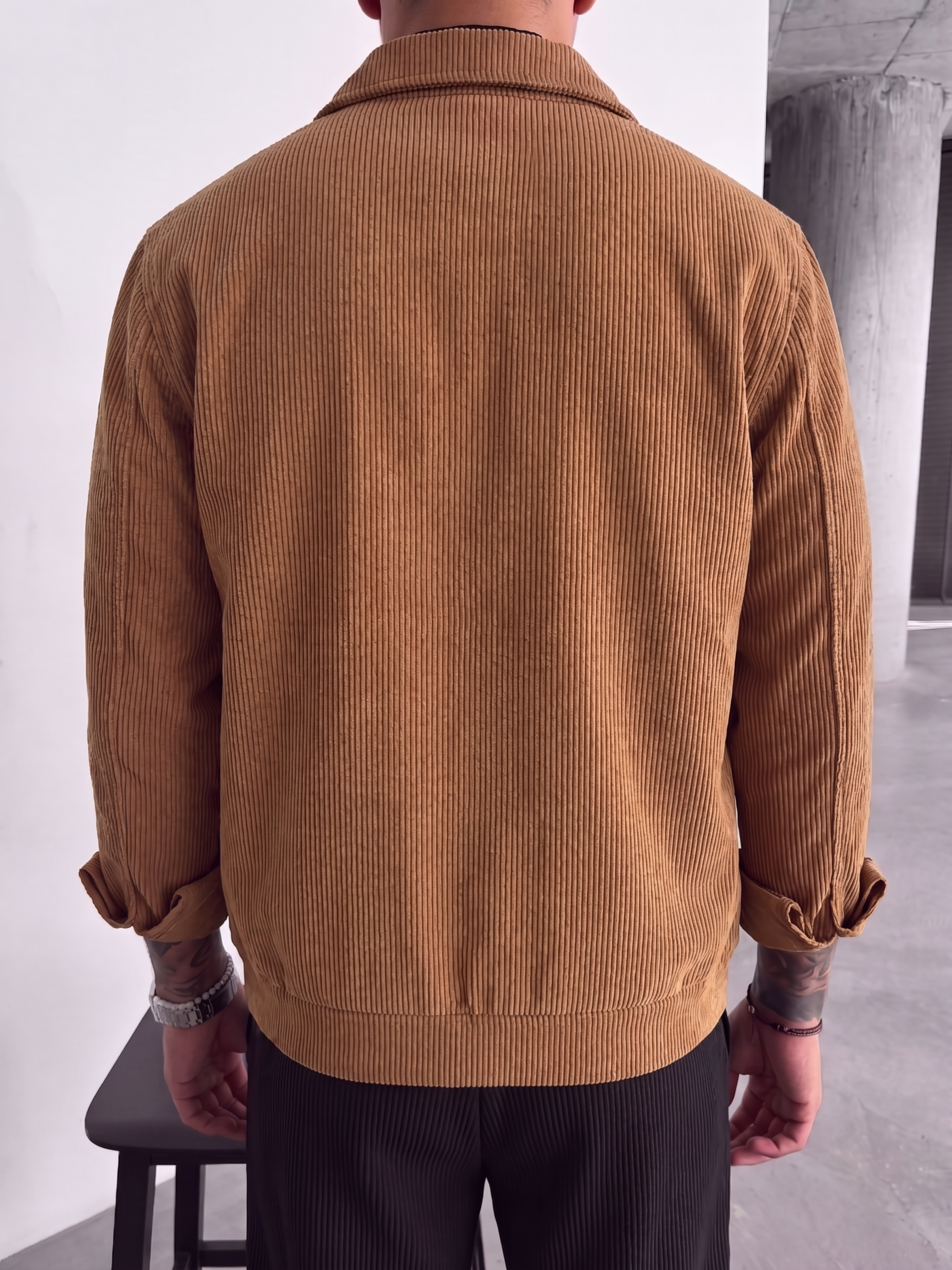 将图二模特身上衣服背面结构改成图一的样式，保持整体版型和线条风… - 图片创意预览