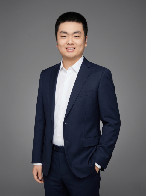 参考图中保留人物脸型、发型、年龄等特征生成职场形象照,标准焦段50mm,f/4光圈(f/2.8-f/4区间),平视视角(镜头与人物视线齐平);人物占画面70%,人物居中(居中构图),位于画面中心,为视预览效果