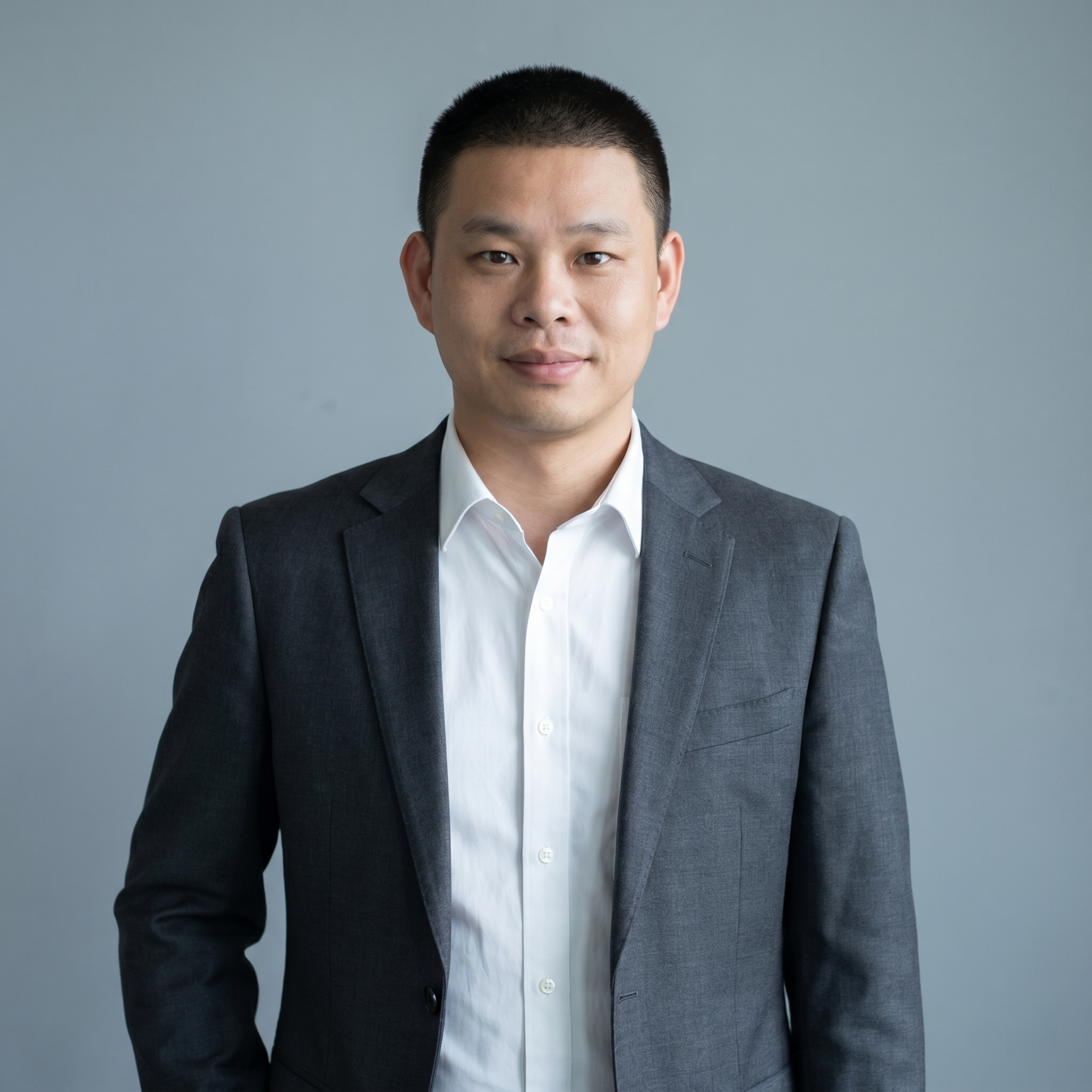 参考图中保留人物脸型、发型、年龄等特征生成通用职场大头像形象照… - 图片创意预览