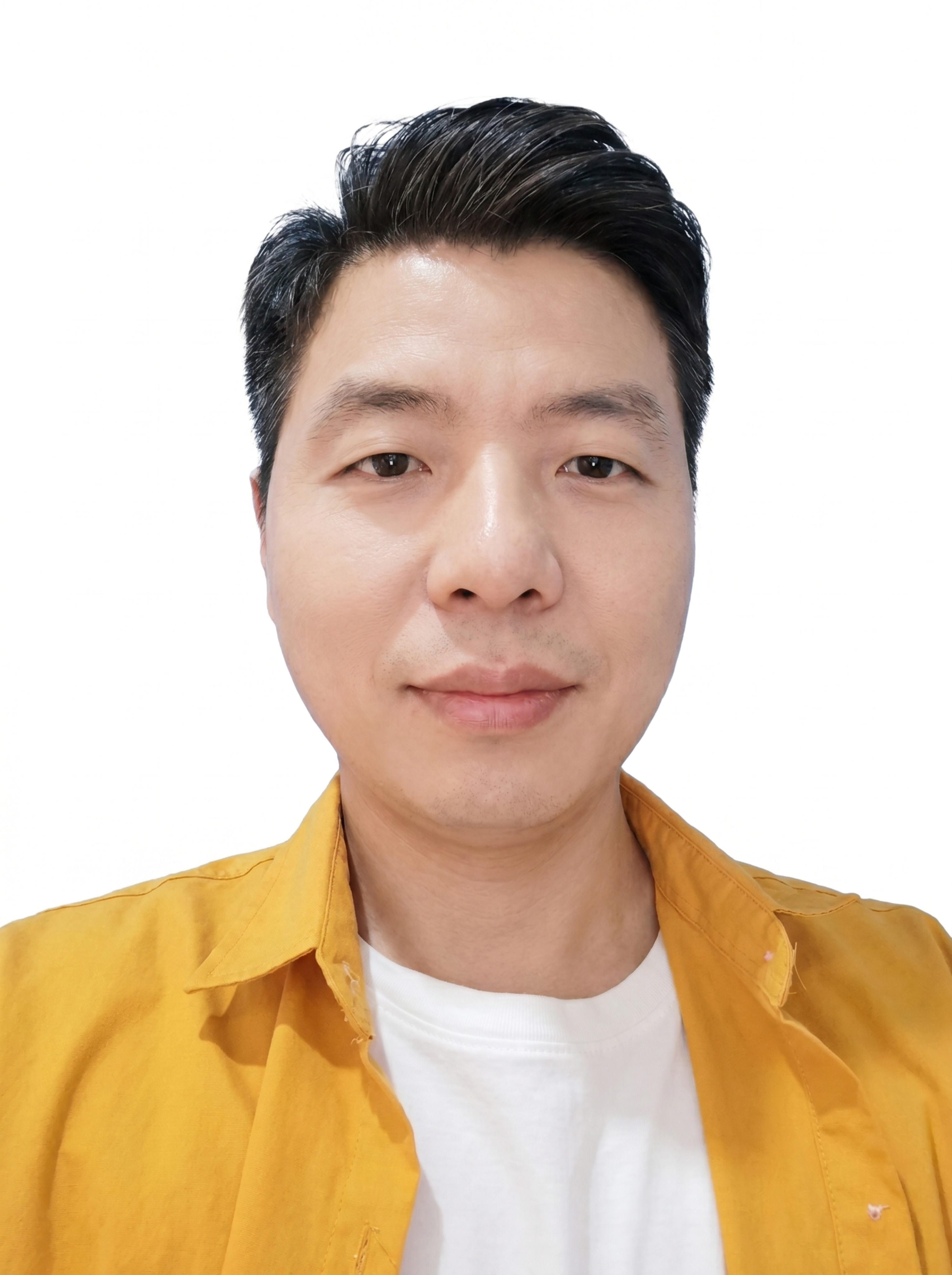 保留第一张图中人物发型、脸型、年龄特征生成标准样式纯正面证件照… - 图片创意预览