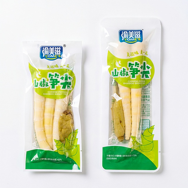 产品精修, 产品置于纯白背景上, 专业商业棚拍光, 5500K中性白光, 曝光正确, 接地处保留干净浅淡的自然接触阴影, 严禁大片投影、脏灰阴影和悬浮感, 主体居中，两包商品完整入画不裁切, 商品外轮廓视觉体量约画面60%-80%, 四边均匀留白约10%-20%, 多件商品同画面整齐摆放, 按原图顺序排列, 间距统一, 轴线平行, 底部对齐, 统一同一机位和近似角度, 禁止歪斜散乱, 极致超清画质, 深度细节锐化, 4K分辨率, 还原真实物理色彩, 消除灰暗感和偏色, 浅色区域干净明亮, 彻底清除底纹、原木质桌面背景与杂色, 包装袋、封口、开窗、标签、Logo、口味文字与内容物笋尖形态与原图一致, 禁止改字、换包装或改变商品形态, 锁定原图塑料包装质感, 保持亮面塑料的干净高光、曲面反光和边缘结构, 提升包装表面干净度, 锁定原图竹笋的材质和颜色, 正视图, 轻度校准画面水平和明显歪斜, 保持原图商品朝向、结构比例, 比例1:1