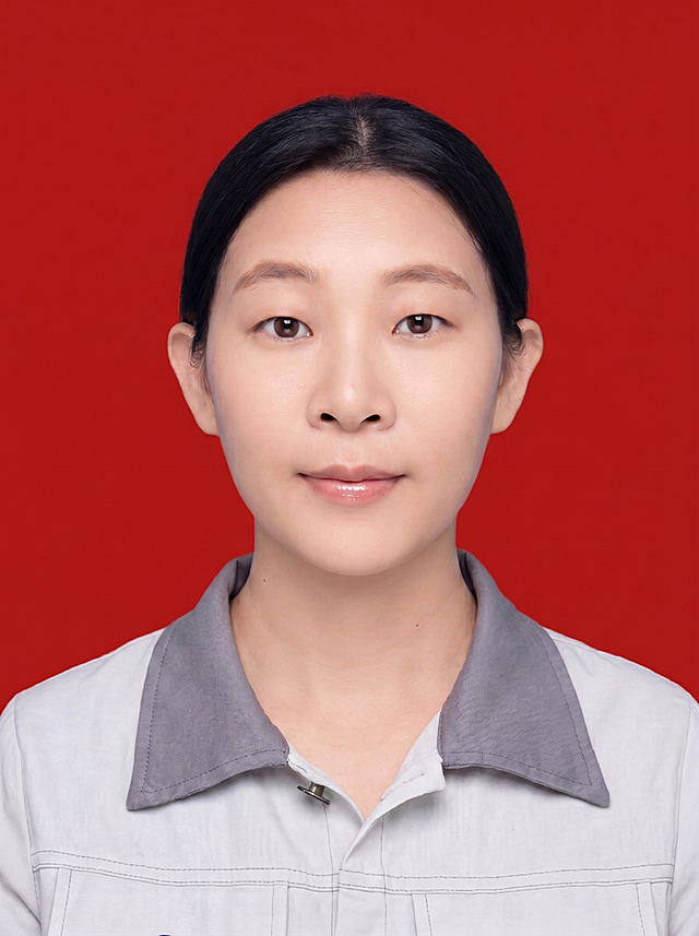 保留第一张图中人物发型､脸型､年龄特征生成标准样式纯正面证件照;人物主体严格居中,头部大小与位置严格对齐第二张图,双肩水平平衡,面部中轴线对齐画面中心,正视前方;标准证件照构图,人物绝对居中;头顶上方距离上边缘高度10%,下巴距离画面下边缘高度30%,人物主体占比约68%;肩部平展与画面水平轴平行;头部占比严格对齐第二张图;提亮肤色,消除暗沉,清透裸妆,隐形毛孔,均匀肤色,唇色自然提亮;肤色白皙细腻,轻透裸妆+微微提亮;底妆轻薄服帖;淡妆:极细内眼线,唇色微微润泽;眼神澄澈,看向镜头,气质自信,嘴角微微上扬表情自然;耳廓可见度一致;肩部平展,肩线与画面水平轴平行;头肩比例协调呈现;免冠,不戴帽子,无头饰,无发带,不戴眼镜,面部无痣,消除面部瑕疵;身着浅灰色拼接灰色翻领的工装衬衫，不戴帽子,无头饰,无发带,不戴眼镜,去除包包,去除背带/肩带,去除胸前装饰，柔和正面顺光均匀柔光,面部明亮无硬影,背景均匀提亮,画质清晰,零噪点降噪;面部清晰;背景亮度均匀统一;高清锐利画质,细节清晰可见;零噪点处理;色彩还原自然,均匀柔和布光,无明显阴影,面部光影干净,柔光正面打光,自然光影过渡,皮肤质感细腻,哑光质感;标准焦段50mm,纯正面,入境范围头部至胸部以上区域,F/4光圈(兼容F/2.8-F/4区间),平视视角(镜头与人物视线完全齐平),正视视图;人物绝对居中(居中构图),位于画面中心;严格限定标准证件照规格;视线水平(瞳孔连线与画面水平线平行);双耳对称露出,双肩水平且平衡,头部占比严格对齐垫图,禁止大头照(画面铺满画布,无边框留白);专业证件照质感,高清人像质感,细腻皮肤纹理,严格按照第一张图内容生成,分辨率4K;极简纯色红色背景，禁止裁切头顶, 禁止额头被截, 禁止超大头, 禁止主体溢出画面, 禁止偏头/倾斜;头顶上边距8-10%, 头部高度60-68%, 双眼高度56-58%, 严格对齐第二张垫图，画面比例5:7